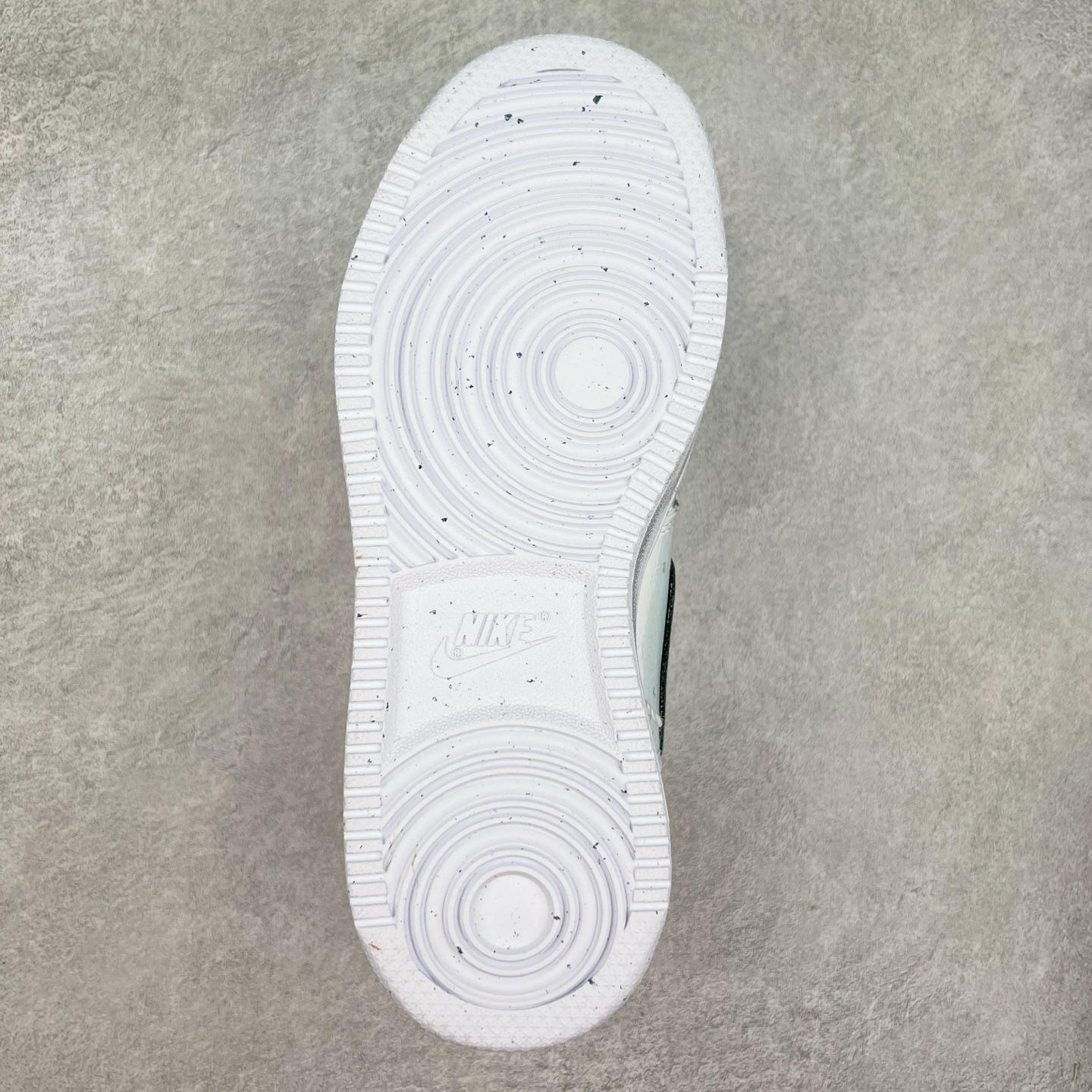 图片[9]-NK Court Vision 1 Low“暗黑骑士②” 手绘涂鸦定制板鞋 暗黑骑士的武器和魔法是他们力量的象征。他们手持巨大而沉重的双手剑或战斧，剑身往往刻满神秘符文，能释放出黑暗之力，每一次挥舞都带着毁天灭地的气势；他们还掌握黑暗魔法，可召唤黑暗能量，对敌人造成直接伤害 货号：DH2987-211 尺码：36 36.5 37.5 38 38.5 39 40 40.5 41 42 42.5 43 44 44.5 45-选品中心