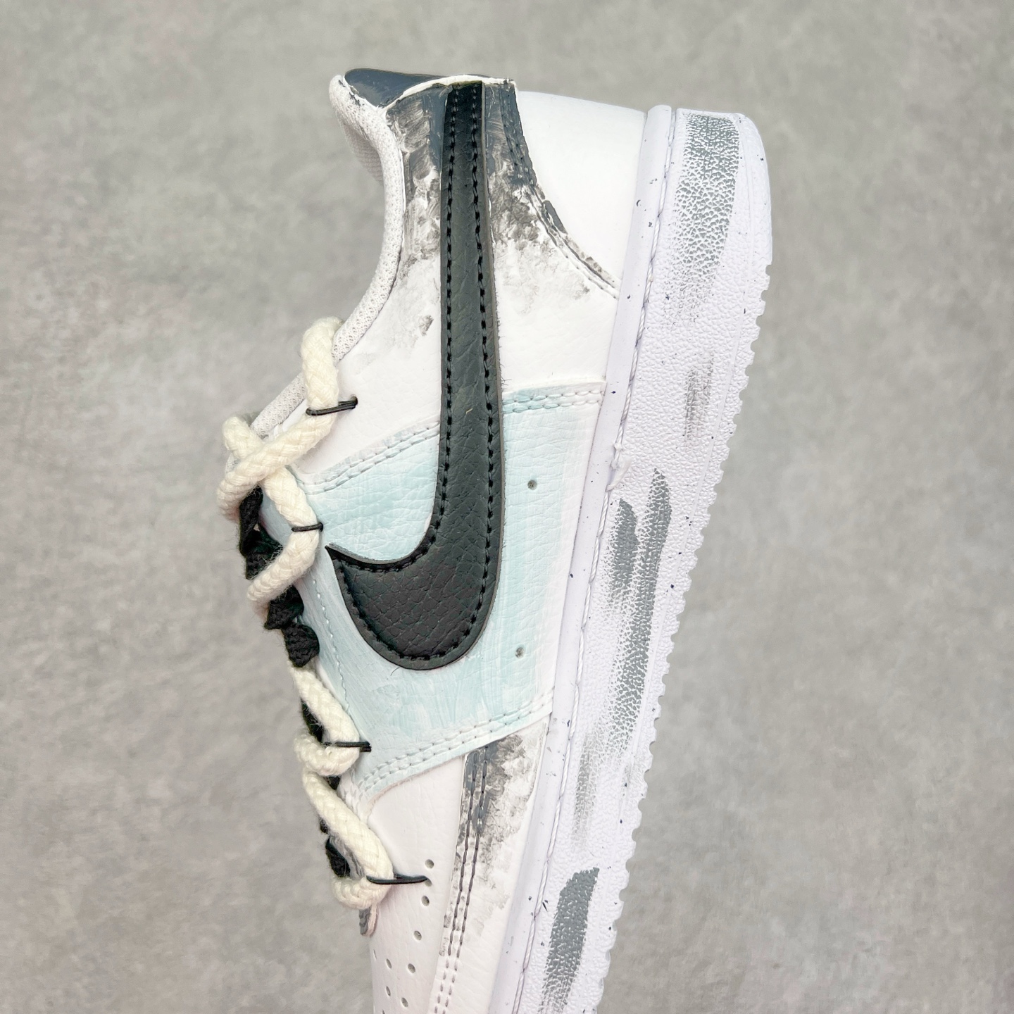 图片[7]-NK Court Vision 1 Low“暗黑骑士②” 手绘涂鸦定制板鞋 暗黑骑士的武器和魔法是他们力量的象征。他们手持巨大而沉重的双手剑或战斧，剑身往往刻满神秘符文，能释放出黑暗之力，每一次挥舞都带着毁天灭地的气势；他们还掌握黑暗魔法，可召唤黑暗能量，对敌人造成直接伤害 货号：DH2987-211 尺码：36 36.5 37.5 38 38.5 39 40 40.5 41 42 42.5 43 44 44.5 45-选品中心