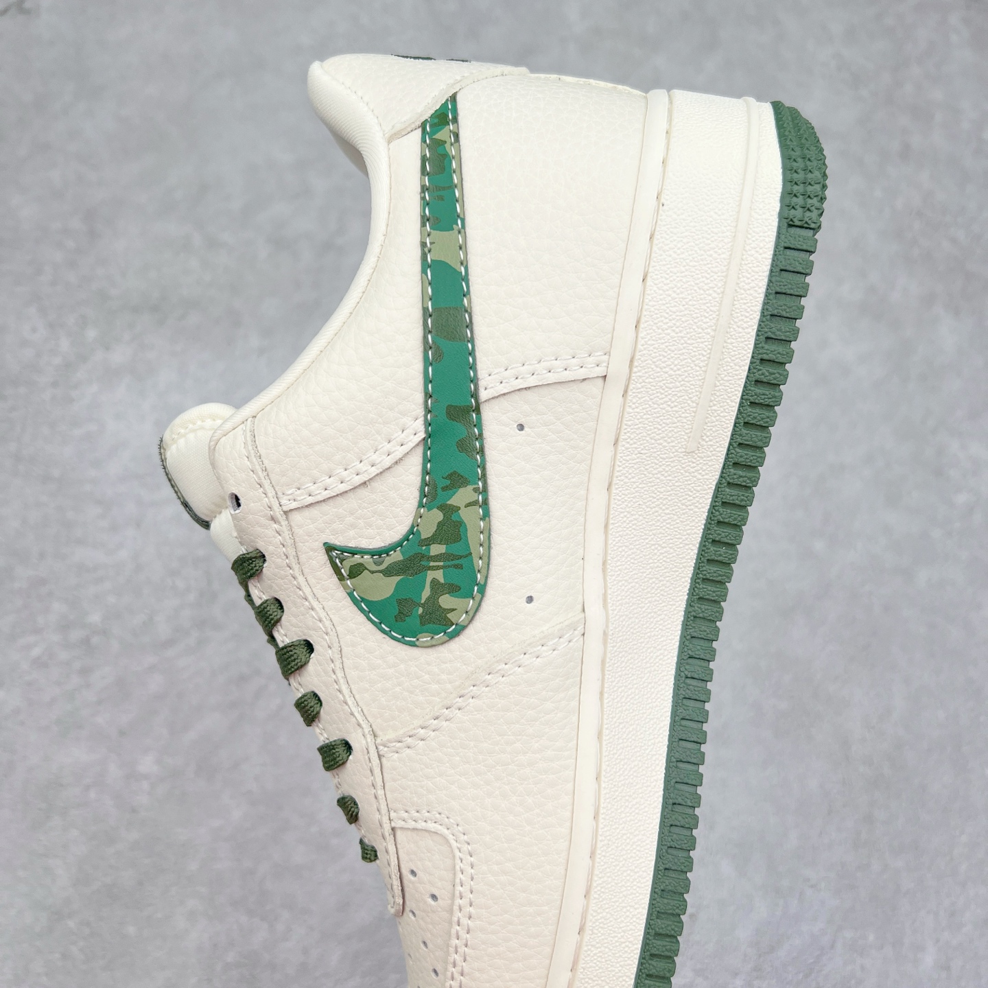 图片[7]-NK Air Force 1´07 Low 空军一号低帮百搭休闲运动板鞋 KK1988-069 柔软、弹性十足的缓震性能和出色的中底设计 横跨复古与现代的外型结合 造就出风靡全球 三十多年的Force 1 直到今天还深受青睐 实拍调校N版已经零色差零失真 百分百还原实物色彩所见即所得 不存在货不对板色差等低级问题 选购参考实物拍摄 不混卖不参货 只用心做好货严格选品 承诺混一赔十 尺码：36 36.5 37.5 38 38.5 39 40 40.5 41 42 42.5 43 44 44.5 45-选品中心