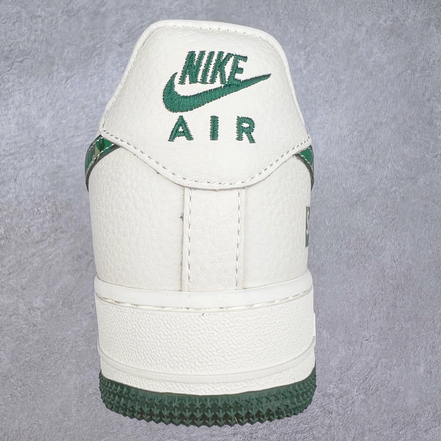 图片[8]-NK Air Force 1´07 Low 空军一号低帮百搭休闲运动板鞋 KK1988-069 柔软、弹性十足的缓震性能和出色的中底设计 横跨复古与现代的外型结合 造就出风靡全球 三十多年的Force 1 直到今天还深受青睐 实拍调校N版已经零色差零失真 百分百还原实物色彩所见即所得 不存在货不对板色差等低级问题 选购参考实物拍摄 不混卖不参货 只用心做好货严格选品 承诺混一赔十 尺码：36 36.5 37.5 38 38.5 39 40 40.5 41 42 42.5 43 44 44.5 45-选品中心