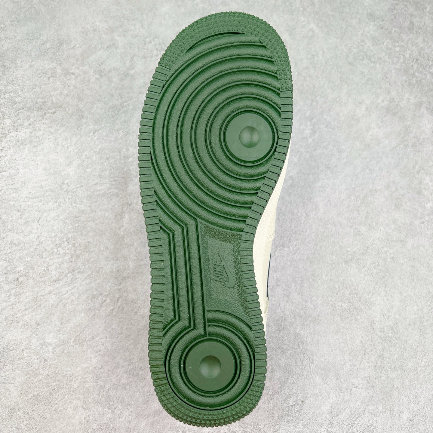 图片[9]-NK Air Force 1´07 Low 空军一号低帮百搭休闲运动板鞋 KK1988-069 柔软、弹性十足的缓震性能和出色的中底设计 横跨复古与现代的外型结合 造就出风靡全球 三十多年的Force 1 直到今天还深受青睐 实拍调校N版已经零色差零失真 百分百还原实物色彩所见即所得 不存在货不对板色差等低级问题 选购参考实物拍摄 不混卖不参货 只用心做好货严格选品 承诺混一赔十 尺码：36 36.5 37.5 38 38.5 39 40 40.5 41 42 42.5 43 44 44.5 45-选品中心