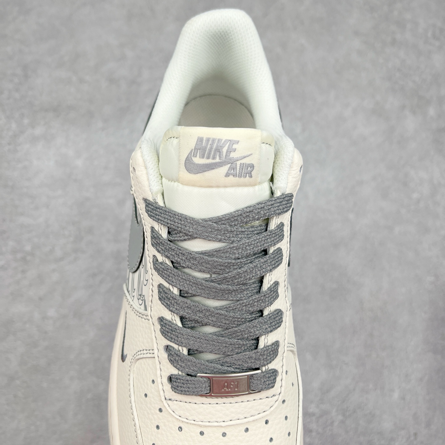 图片[5]-NK Air Force 1´07 Low 空军一号低帮百搭休闲运动板鞋 HH7518-070 柔软、弹性十足的缓震性能和出色的中底设计 横跨复古与现代的外型结合 造就出风靡全球 三十多年的Force 1 直到今天还深受青睐 实拍调校N版已经零色差零失真 百分百还原实物色彩所见即所得 不存在货不对板色差等低级问题 选购参考实物拍摄 不混卖不参货 只用心做好货严格选品 承诺混一赔十 尺码：36 36.5 37.5 38 38.5 39 40 40.5 41 42 42.5 43 44 44.5 45-选品中心