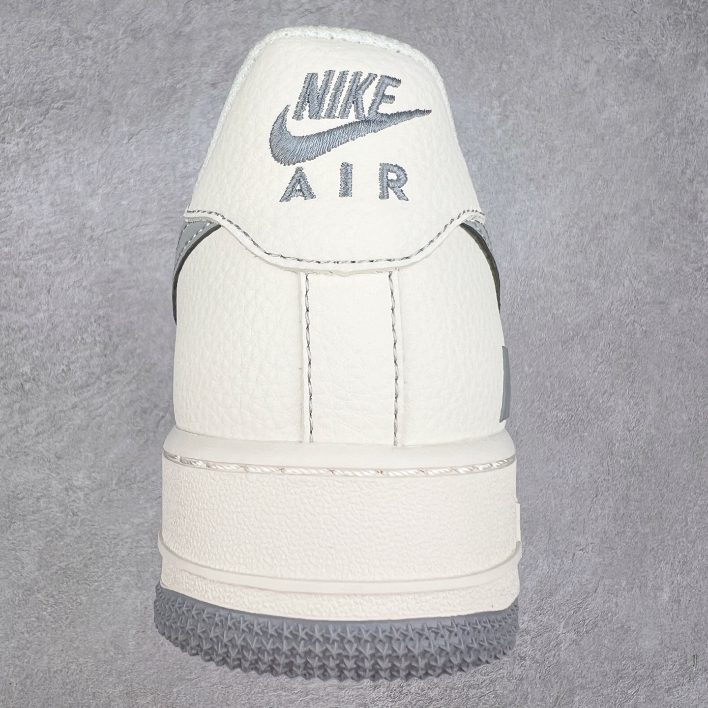 图片[8]-NK Air Force 1´07 Low 空军一号低帮百搭休闲运动板鞋 HH7518-070 柔软、弹性十足的缓震性能和出色的中底设计 横跨复古与现代的外型结合 造就出风靡全球 三十多年的Force 1 直到今天还深受青睐 实拍调校N版已经零色差零失真 百分百还原实物色彩所见即所得 不存在货不对板色差等低级问题 选购参考实物拍摄 不混卖不参货 只用心做好货严格选品 承诺混一赔十 尺码：36 36.5 37.5 38 38.5 39 40 40.5 41 42 42.5 43 44 44.5 45-选品中心