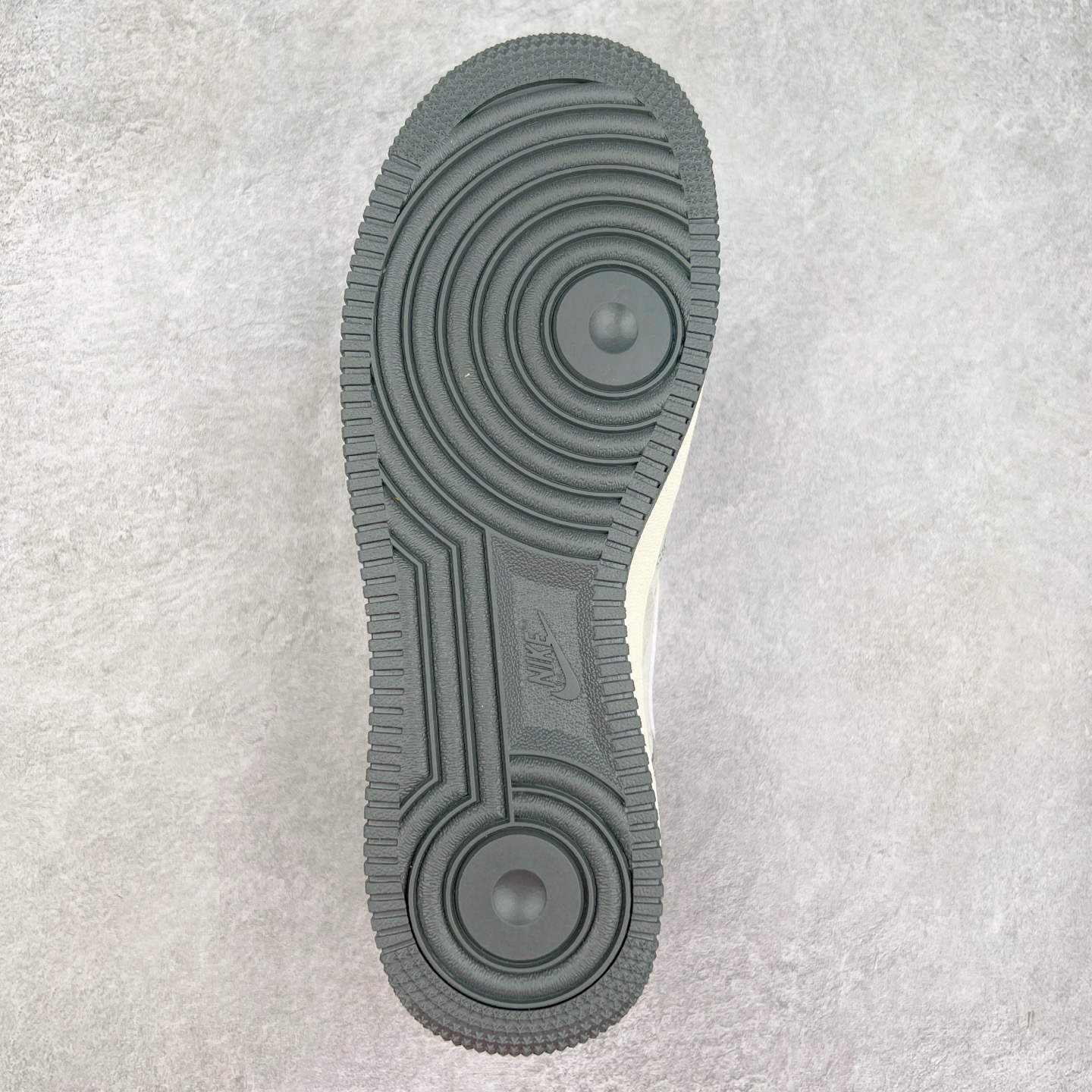 图片[9]-NK Air Force 1´07 Low 空军一号低帮百搭休闲运动板鞋 DF0188-041 柔软、弹性十足的缓震性能和出色的中底设计 横跨复古与现代的外型结合 造就出风靡全球 三十多年的Force 1 直到今天还深受青睐 实拍调校N版已经零色差零失真 百分百还原实物色彩所见即所得 不存在货不对板色差等低级问题 选购参考实物拍摄 不混卖不参货 只用心做好货严格选品 承诺混一赔十 尺码：36 36.5 37.5 38 38.5 39 40 40.5 41 42 42.5 43 44 44.5 45-选品中心