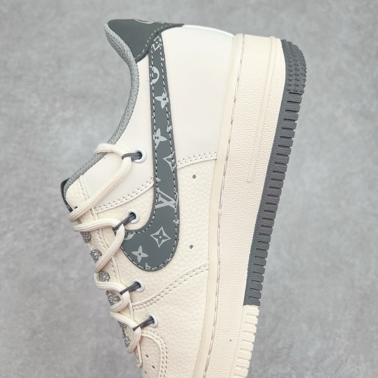 图片[7]-NK Air Force 1´07 Low 空军一号低帮百搭休闲运动板鞋 DM6868-063 柔软、弹性十足的缓震性能和出色的中底设计 横跨复古与现代的外型结合 造就出风靡全球 三十多年的Force 1 直到今天还深受青睐 实拍调校N版已经零色差零失真 百分百还原实物色彩所见即所得 不存在货不对板色差等低级问题 选购参考实物拍摄 不混卖不参货 只用心做好货严格选品 承诺混一赔十 尺码：36 36.5 37.5 38 38.5 39 40 40.5 41 42 42.5 43 44 44.5 45-选品中心