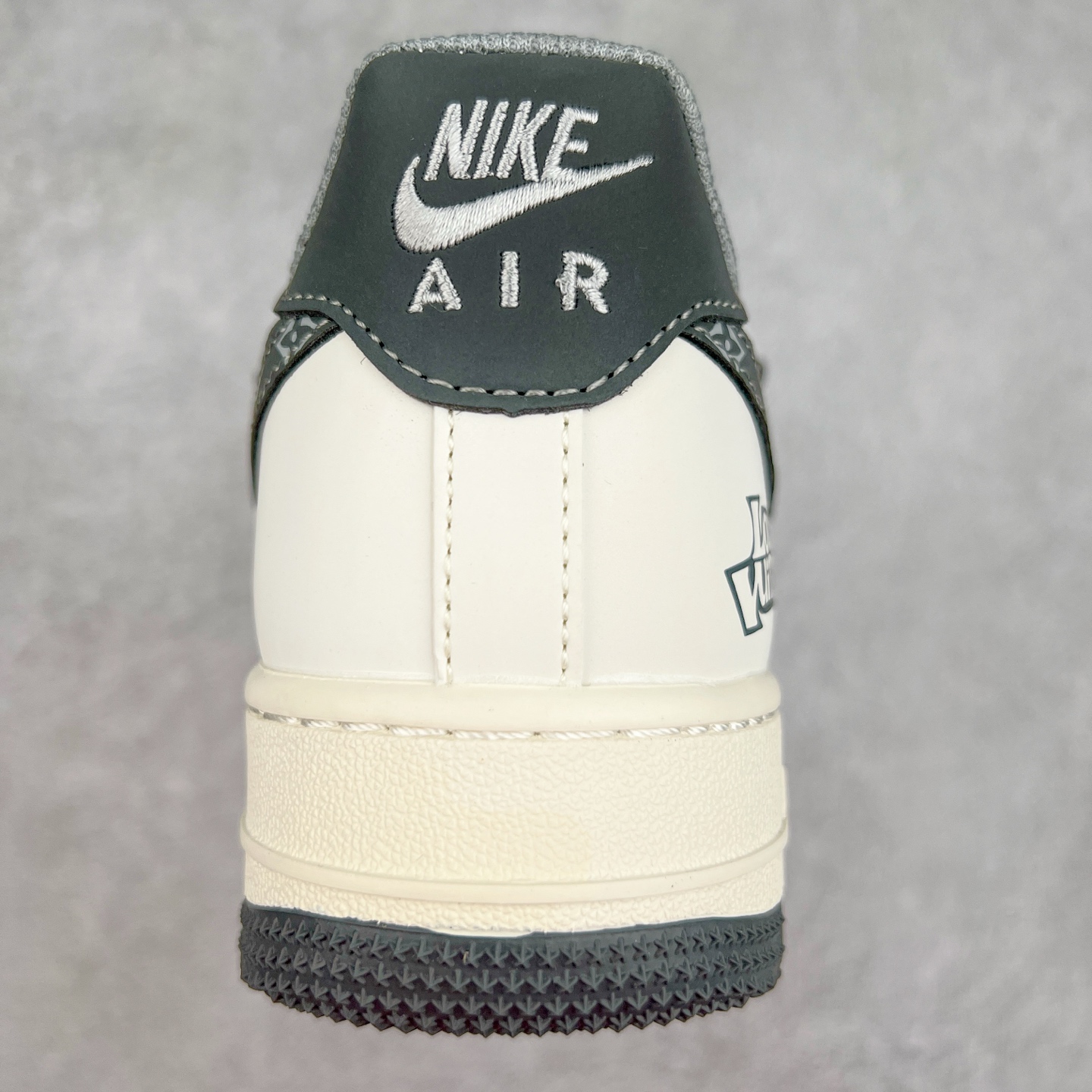 图片[8]-NK Air Force 1´07 Low 空军一号低帮百搭休闲运动板鞋 DM6868-063 柔软、弹性十足的缓震性能和出色的中底设计 横跨复古与现代的外型结合 造就出风靡全球 三十多年的Force 1 直到今天还深受青睐 实拍调校N版已经零色差零失真 百分百还原实物色彩所见即所得 不存在货不对板色差等低级问题 选购参考实物拍摄 不混卖不参货 只用心做好货严格选品 承诺混一赔十 尺码：36 36.5 37.5 38 38.5 39 40 40.5 41 42 42.5 43 44 44.5 45-选品中心