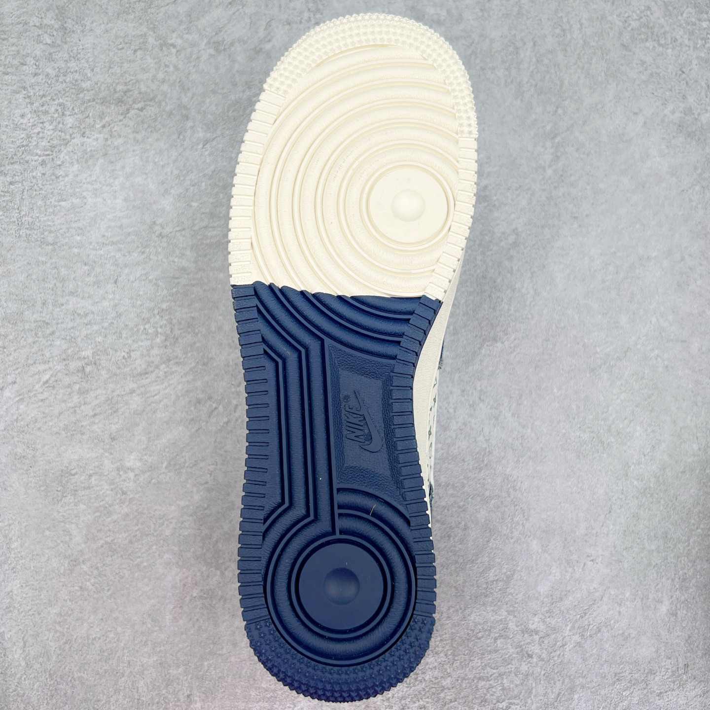 图片[9]-NK Air Force 1´07 Low 空军一号低帮百搭休闲运动板鞋 YX5066-318 柔软、弹性十足的缓震性能和出色的中底设计 横跨复古与现代的外型结合 造就出风靡全球 三十多年的Force 1 直到今天还深受青睐 实拍调校N版已经零色差零失真 百分百还原实物色彩所见即所得 不存在货不对板色差等低级问题 选购参考实物拍摄 不混卖不参货 只用心做好货严格选品 承诺混一赔十 尺码：36 36.5 37.5 38 38.5 39 40 40.5 41 42 42.5 43 44 44.5 45-选品中心