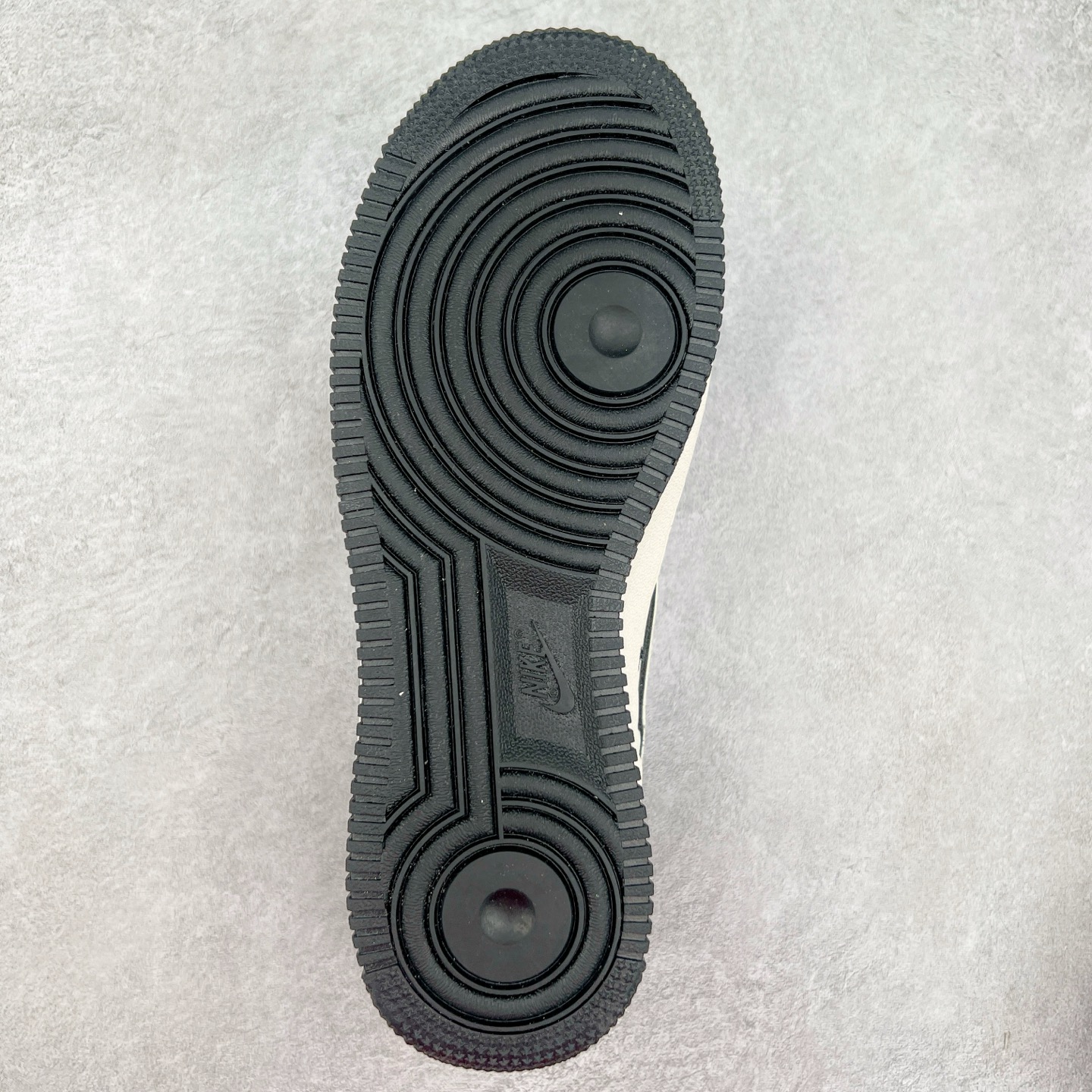 图片[9]-NK Air Force 1´07 Low 空军一号低帮百搭休闲运动板鞋 HH7518-067 柔软、弹性十足的缓震性能和出色的中底设计 横跨复古与现代的外型结合 造就出风靡全球 三十多年的Force 1 直到今天还深受青睐 实拍调校N版已经零色差零失真 百分百还原实物色彩所见即所得 不存在货不对板色差等低级问题 选购参考实物拍摄 不混卖不参货 只用心做好货严格选品 承诺混一赔十 尺码：36 36.5 37.5 38 38.5 39 40 40.5 41 42 42.5 43 44 44.5 45-选品中心