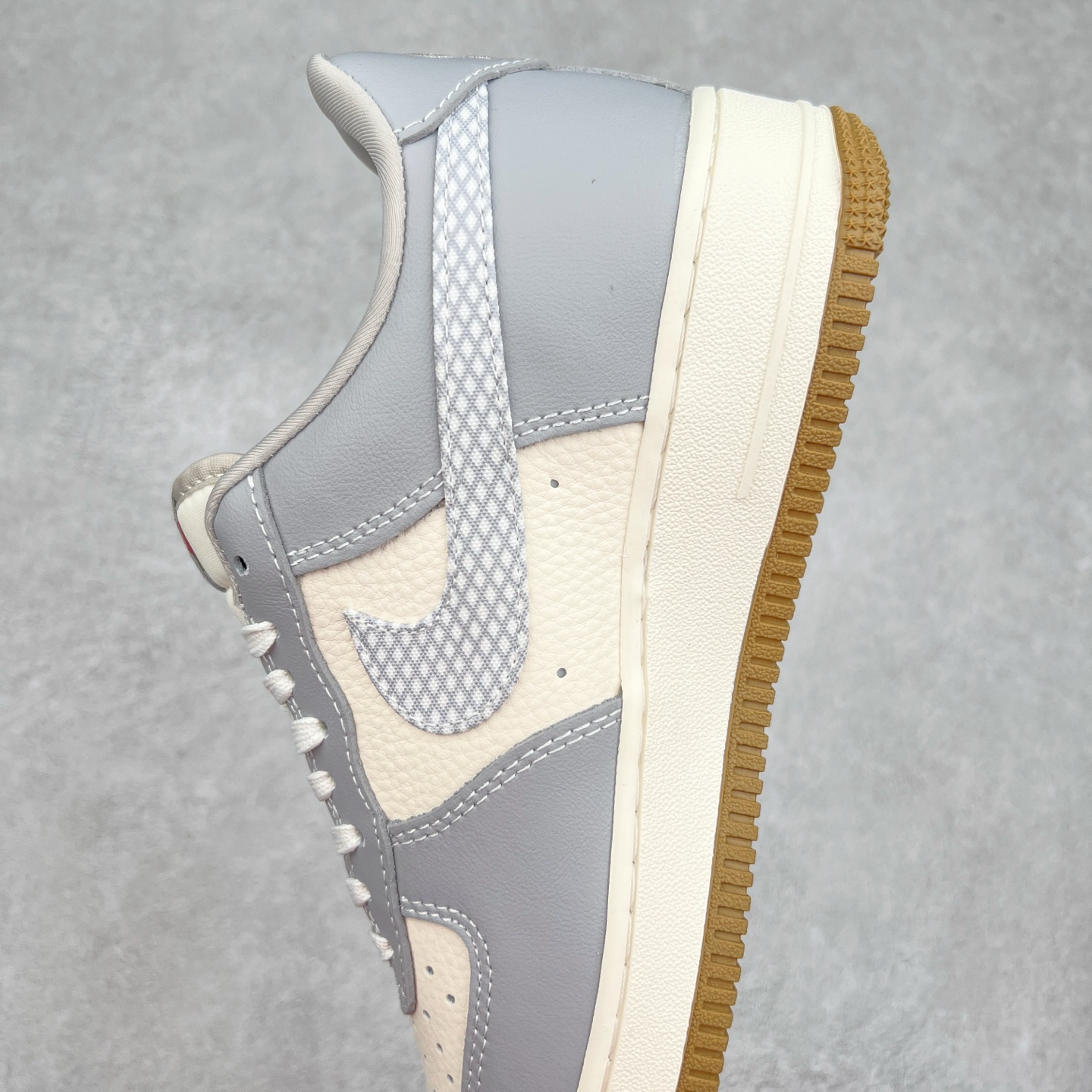 图片[7]-NK Air Force 1´07 Low 空军一号低帮百搭休闲运动板鞋 KK1988-075 柔软、弹性十足的缓震性能和出色的中底设计 横跨复古与现代的外型结合 造就出风靡全球 三十多年的Force 1 直到今天还深受青睐 实拍调校N版已经零色差零失真 百分百还原实物色彩所见即所得 不存在货不对板色差等低级问题 选购参考实物拍摄 不混卖不参货 只用心做好货严格选品 承诺混一赔十 尺码：36 36.5 37.5 38 38.5 39 40 40.5 41 42 42.5 43 44 44.5 45-选品中心