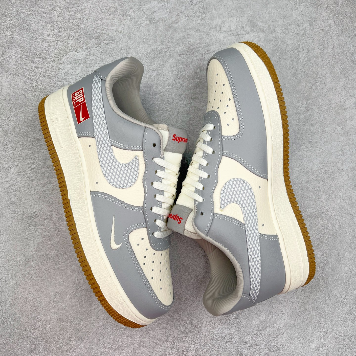 图片[3]-NK Air Force 1´07 Low 空军一号低帮百搭休闲运动板鞋 KK1988-075 柔软、弹性十足的缓震性能和出色的中底设计 横跨复古与现代的外型结合 造就出风靡全球 三十多年的Force 1 直到今天还深受青睐 实拍调校N版已经零色差零失真 百分百还原实物色彩所见即所得 不存在货不对板色差等低级问题 选购参考实物拍摄 不混卖不参货 只用心做好货严格选品 承诺混一赔十 尺码：36 36.5 37.5 38 38.5 39 40 40.5 41 42 42.5 43 44 44.5 45-选品中心