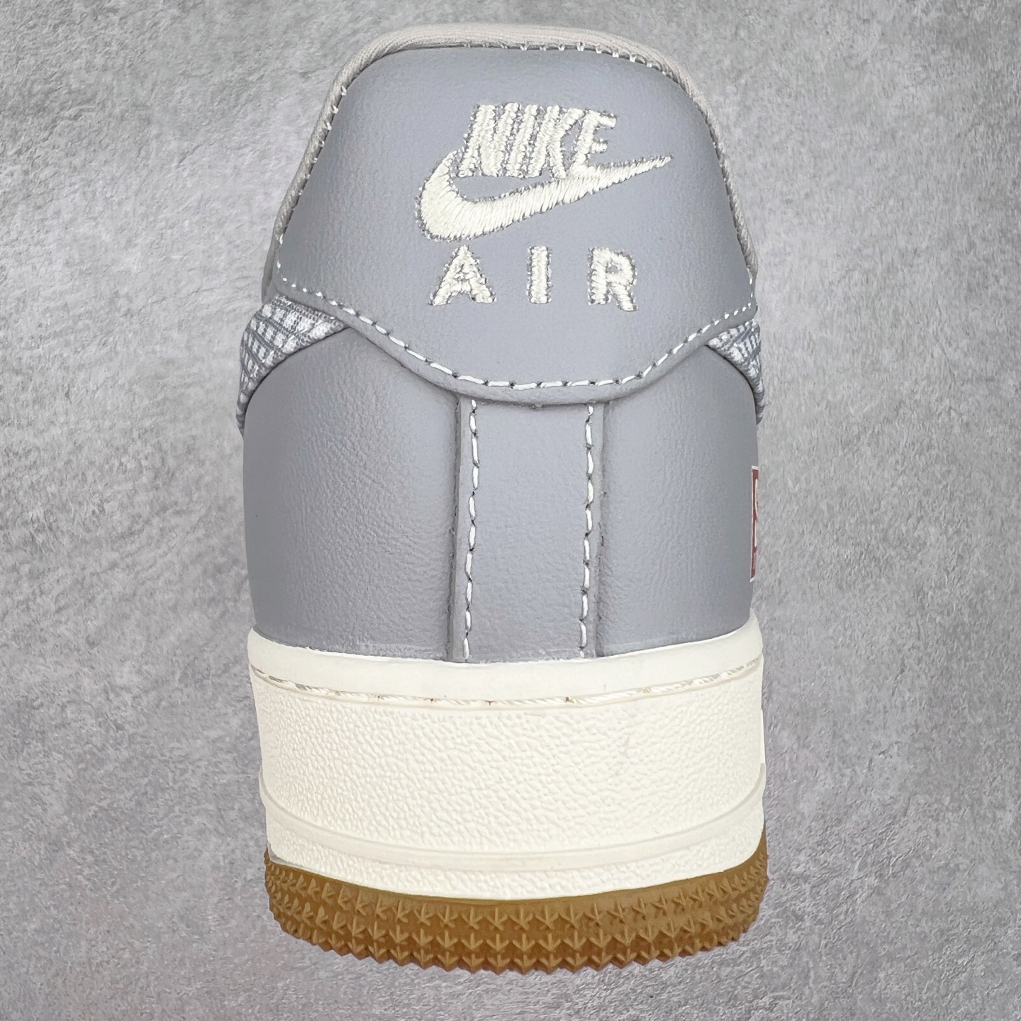 图片[8]-NK Air Force 1´07 Low 空军一号低帮百搭休闲运动板鞋 KK1988-075 柔软、弹性十足的缓震性能和出色的中底设计 横跨复古与现代的外型结合 造就出风靡全球 三十多年的Force 1 直到今天还深受青睐 实拍调校N版已经零色差零失真 百分百还原实物色彩所见即所得 不存在货不对板色差等低级问题 选购参考实物拍摄 不混卖不参货 只用心做好货严格选品 承诺混一赔十 尺码：36 36.5 37.5 38 38.5 39 40 40.5 41 42 42.5 43 44 44.5 45-选品中心