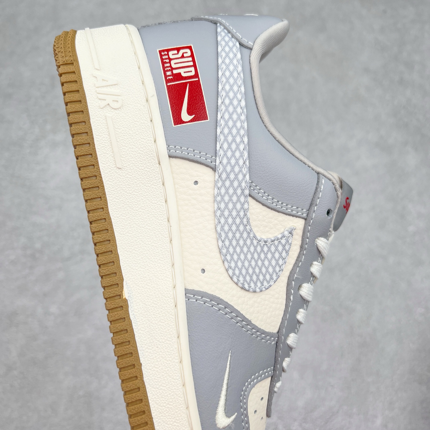 图片[6]-NK Air Force 1´07 Low 空军一号低帮百搭休闲运动板鞋 KK1988-075 柔软、弹性十足的缓震性能和出色的中底设计 横跨复古与现代的外型结合 造就出风靡全球 三十多年的Force 1 直到今天还深受青睐 实拍调校N版已经零色差零失真 百分百还原实物色彩所见即所得 不存在货不对板色差等低级问题 选购参考实物拍摄 不混卖不参货 只用心做好货严格选品 承诺混一赔十 尺码：36 36.5 37.5 38 38.5 39 40 40.5 41 42 42.5 43 44 44.5 45-选品中心