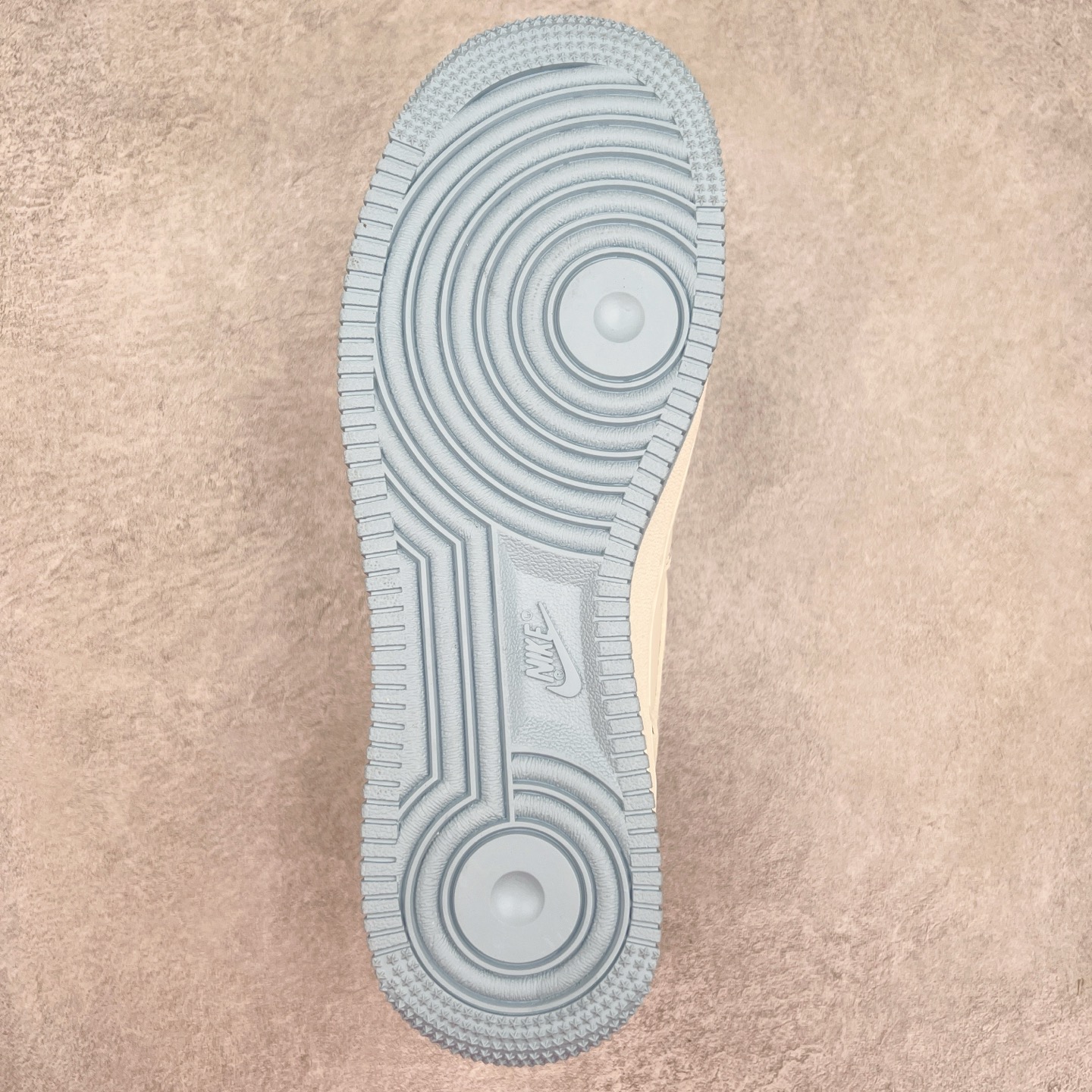 图片[9]-NK Air Force 1´07 Low 空军一号低帮百搭休闲运动板鞋 XX3168-137 柔软、弹性十足的缓震性能和出色的中底设计 横跨复古与现代的外型结合 造就出风靡全球 三十多年的Force 1 直到今天还深受青睐 实拍调校N版已经零色差零失真 百分百还原实物色彩所见即所得 不存在货不对板色差等低级问题 选购参考实物拍摄 不混卖不参货 只用心做好货严格选品 承诺混一赔十 尺码：36 36.5 37.5 38 38.5 39 40 40.5 41 42 42.5 43 44 44.5 45-选品中心