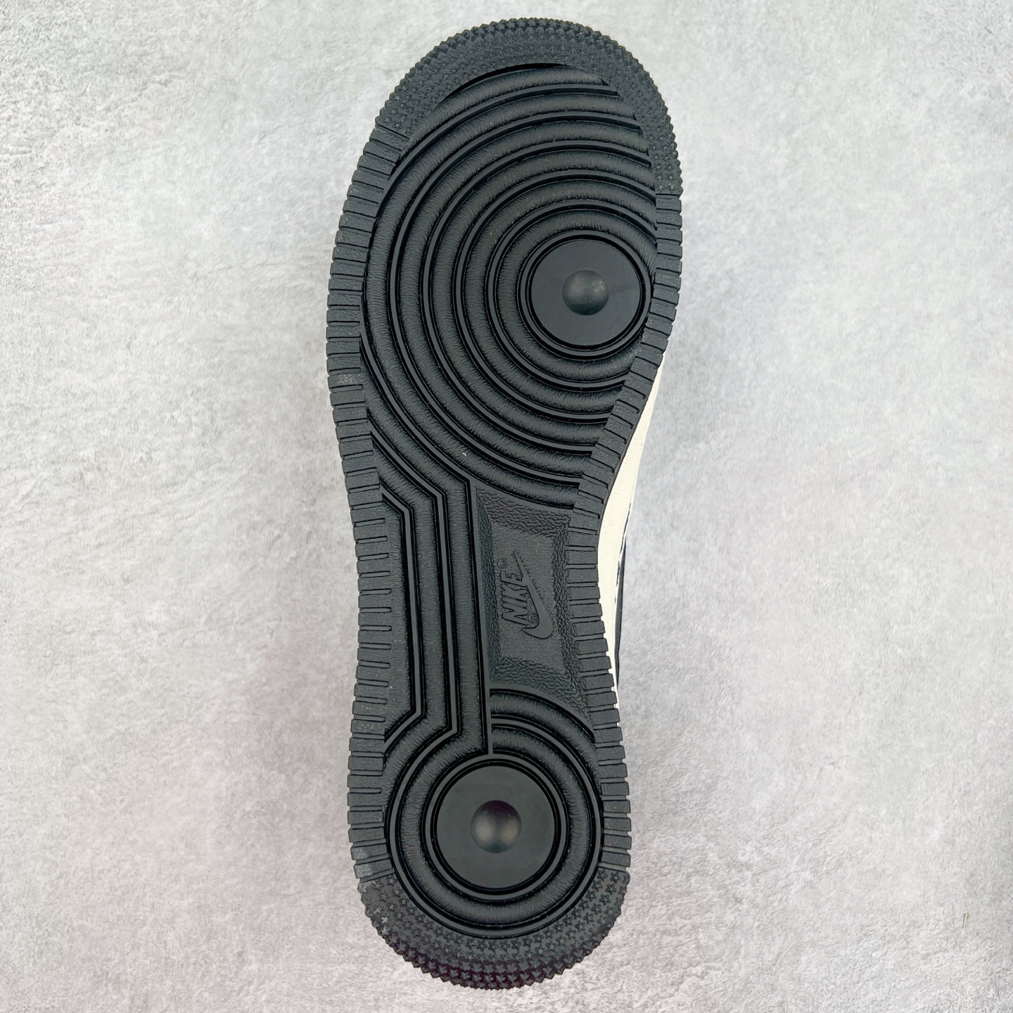 图片[9]-NK Air Force 1´07 Low 空军一号低帮百搭休闲运动板鞋 SJ6698-012 柔软、弹性十足的缓震性能和出色的中底设计 横跨复古与现代的外型结合 造就出风靡全球 三十多年的Force 1 直到今天还深受青睐 实拍调校N版已经零色差零失真 百分百还原实物色彩所见即所得 不存在货不对板色差等低级问题 选购参考实物拍摄 不混卖不参货 只用心做好货严格选品 承诺混一赔十 尺码：36 36.5 37.5 38 38.5 39 40 40.5 41 42 42.5 43 44 44.5 45-选品中心