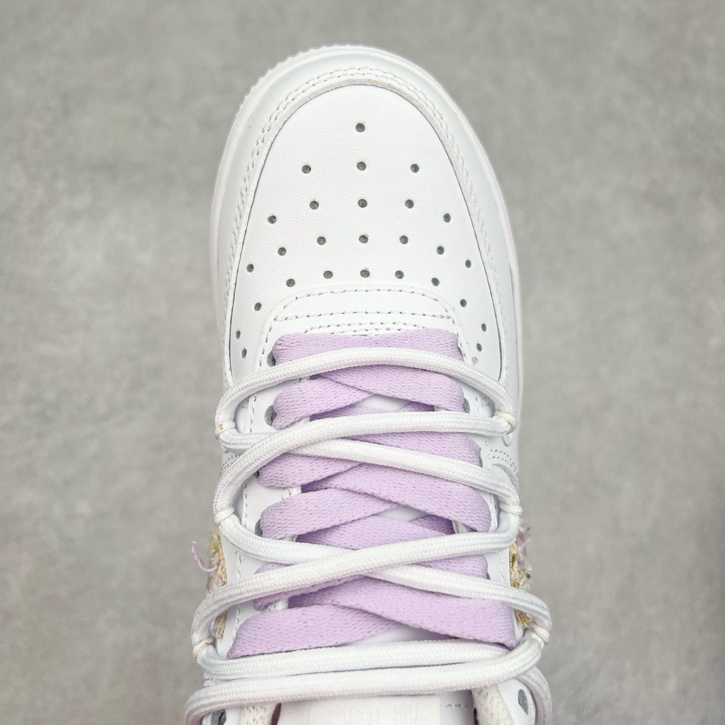 图片[4]-NK Air Force 1´07 Low 空军一号低帮百搭休闲运动板鞋 DH9999-556 柔软、弹性十足的缓震性能和出色的中底设计 横跨复古与现代的外型结合 造就出风靡全球 三十多年的Force 1 直到今天还深受青睐 实拍调校N版已经零色差零失真 百分百还原实物色彩所见即所得 不存在货不对板色差等低级问题 选购参考实物拍摄 不混卖不参货 只用心做好货严格选品 承诺混一赔十 尺码：36 36.5 37.5 38 38.5 39 40 40.5 41 42 42.5 43 44 44.5 45-选品中心