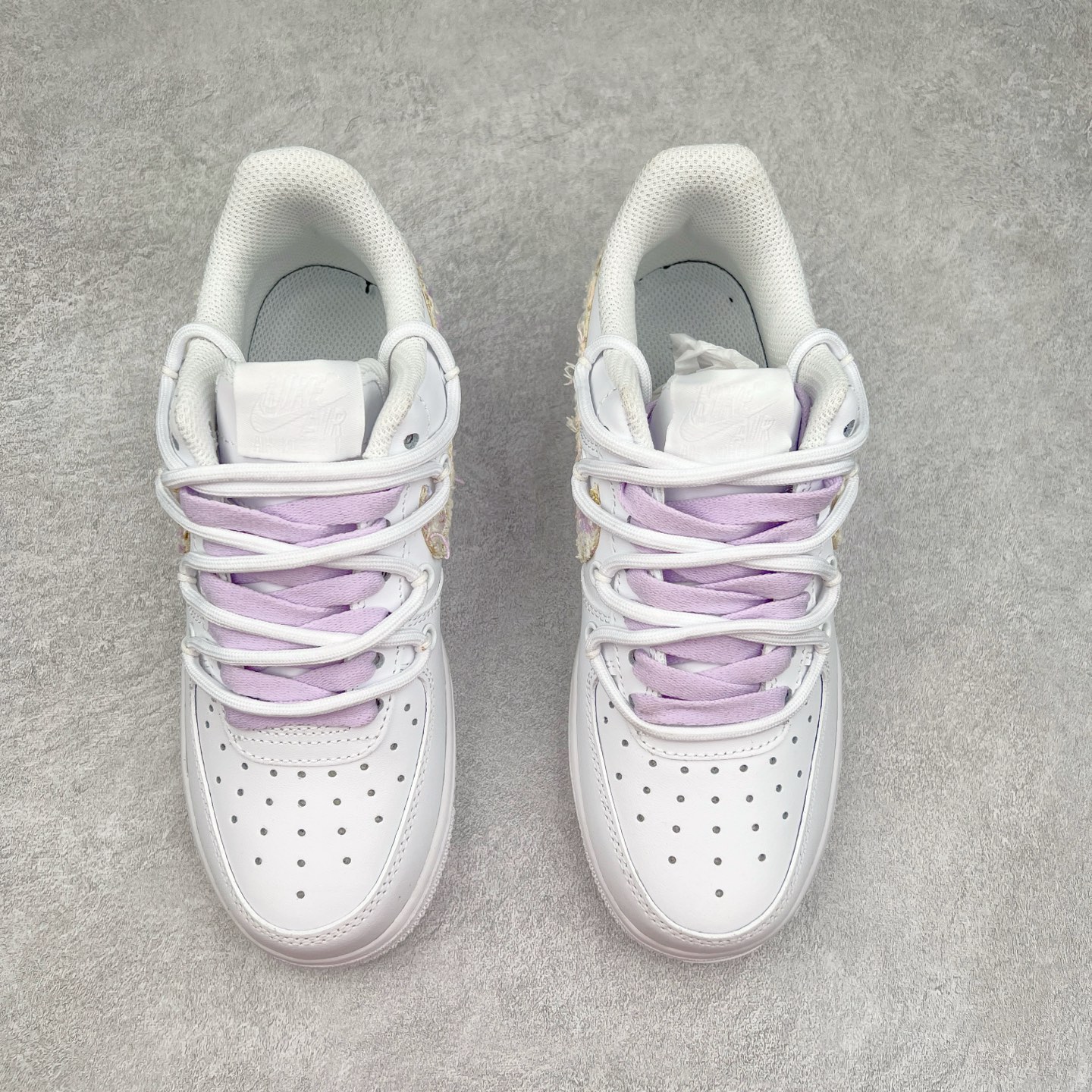 图片[2]-NK Air Force 1´07 Low 空军一号低帮百搭休闲运动板鞋 DH9999-556 柔软、弹性十足的缓震性能和出色的中底设计 横跨复古与现代的外型结合 造就出风靡全球 三十多年的Force 1 直到今天还深受青睐 实拍调校N版已经零色差零失真 百分百还原实物色彩所见即所得 不存在货不对板色差等低级问题 选购参考实物拍摄 不混卖不参货 只用心做好货严格选品 承诺混一赔十 尺码：36 36.5 37.5 38 38.5 39 40 40.5 41 42 42.5 43 44 44.5 45-选品中心