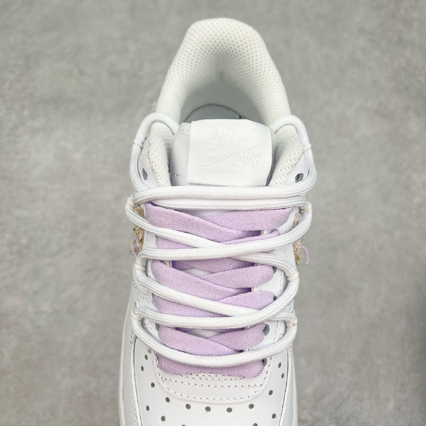 图片[5]-NK Air Force 1´07 Low 空军一号低帮百搭休闲运动板鞋 DH9999-556 柔软、弹性十足的缓震性能和出色的中底设计 横跨复古与现代的外型结合 造就出风靡全球 三十多年的Force 1 直到今天还深受青睐 实拍调校N版已经零色差零失真 百分百还原实物色彩所见即所得 不存在货不对板色差等低级问题 选购参考实物拍摄 不混卖不参货 只用心做好货严格选品 承诺混一赔十 尺码：36 36.5 37.5 38 38.5 39 40 40.5 41 42 42.5 43 44 44.5 45-选品中心