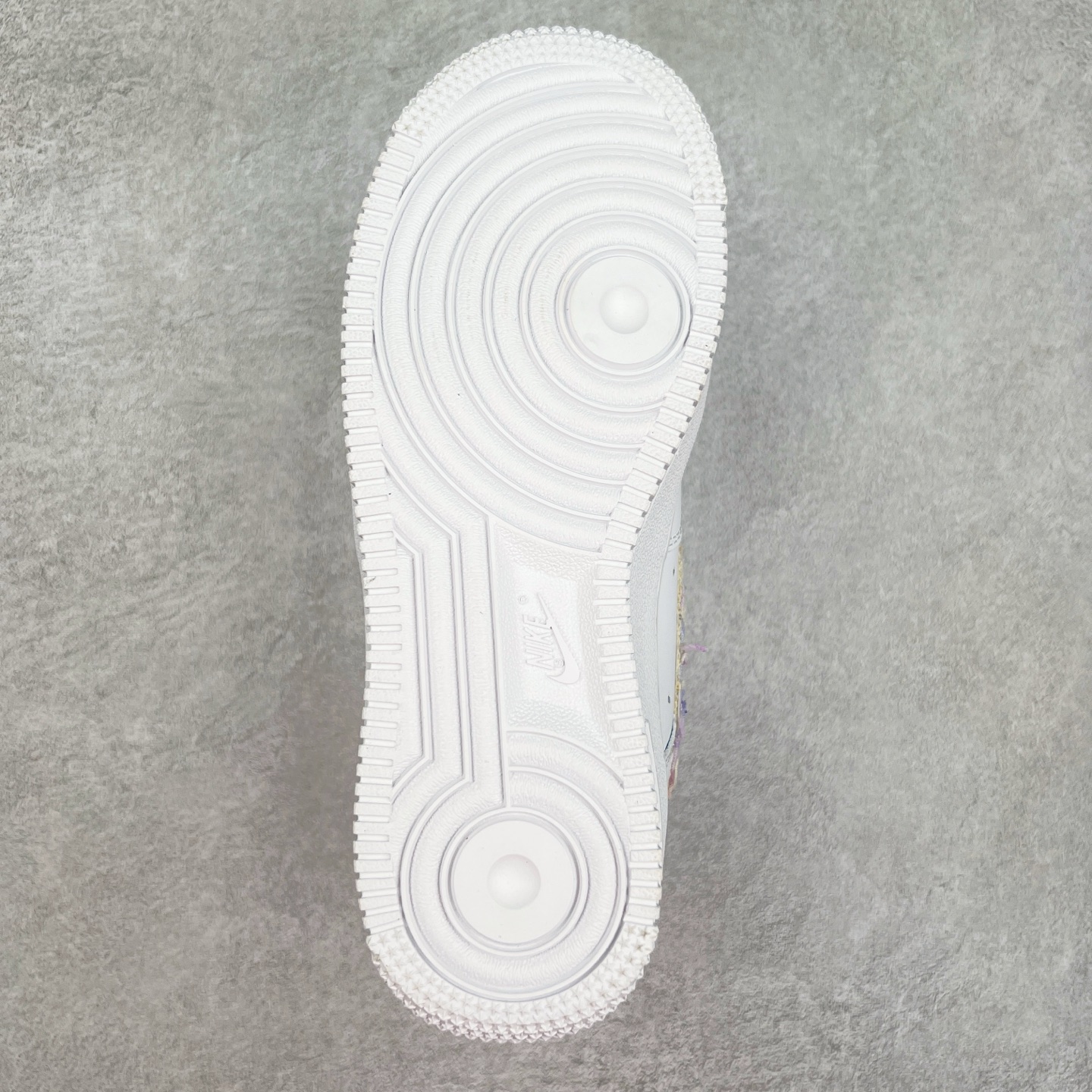 图片[9]-NK Air Force 1´07 Low 空军一号低帮百搭休闲运动板鞋 DH9999-556 柔软、弹性十足的缓震性能和出色的中底设计 横跨复古与现代的外型结合 造就出风靡全球 三十多年的Force 1 直到今天还深受青睐 实拍调校N版已经零色差零失真 百分百还原实物色彩所见即所得 不存在货不对板色差等低级问题 选购参考实物拍摄 不混卖不参货 只用心做好货严格选品 承诺混一赔十 尺码：36 36.5 37.5 38 38.5 39 40 40.5 41 42 42.5 43 44 44.5 45-选品中心