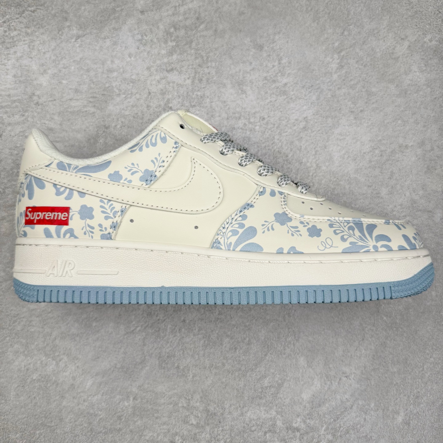 NK Air Force 1´07 Low 空军一号低帮百搭休闲运动板鞋 XX3168-137 柔软、弹性十足的缓震性能和出色的中底设计 横跨复古与现代的外型结合 造就出风靡全球 三十多年的Force 1 直到今天还深受青睐 实拍调校N版已经零色差零失真 百分百还原实物色彩所见即所得 不存在货不对板色差等低级问题 选购参考实物拍摄 不混卖不参货 只用心做好货严格选品 承诺混一赔十 尺码：36 36.5 37.5 38 38.5 39 40 40.5 41 42 42.5 43 44 44.5 45-选品中心