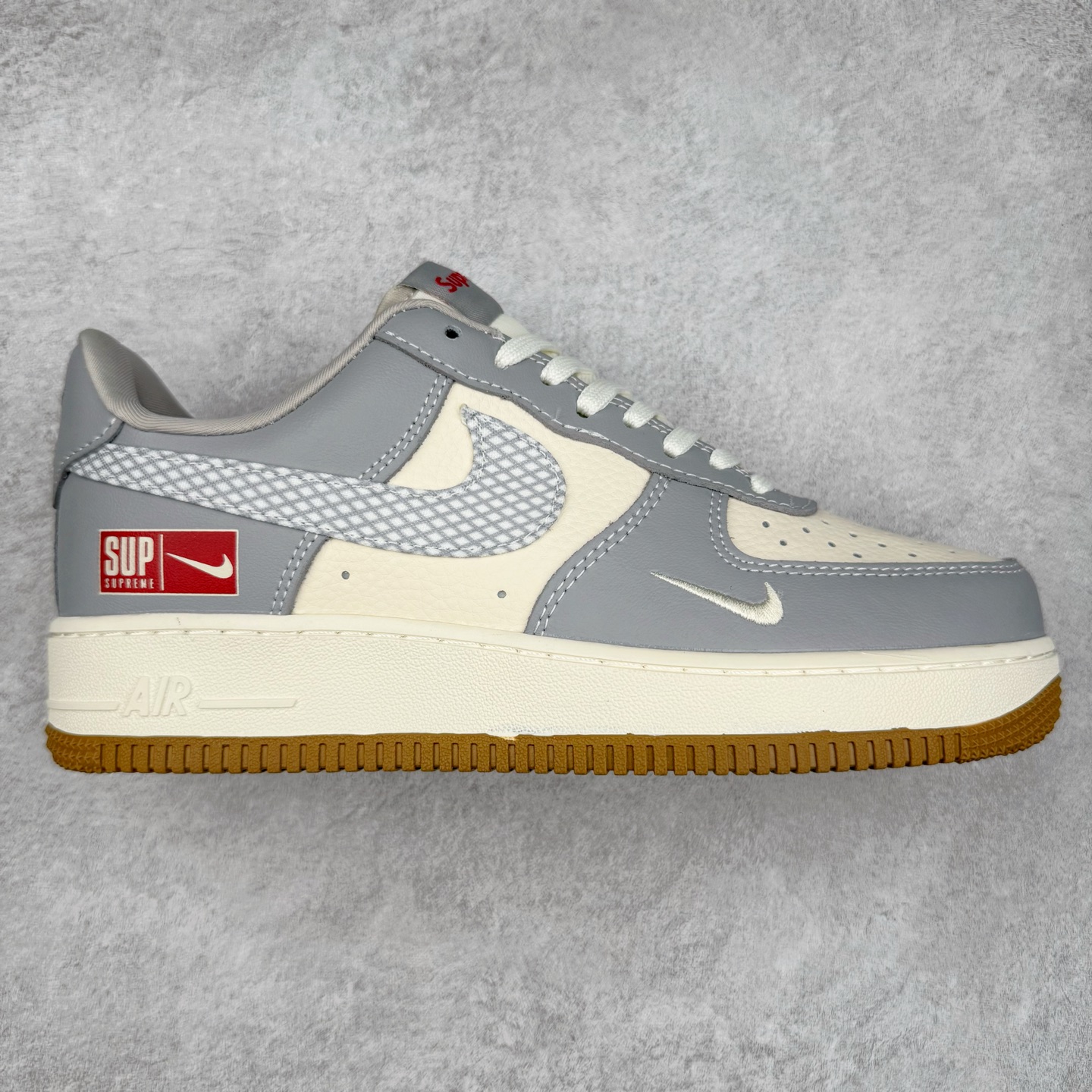 NK Air Force 1´07 Low 空军一号低帮百搭休闲运动板鞋 KK1988-075 柔软、弹性十足的缓震性能和出色的中底设计 横跨复古与现代的外型结合 造就出风靡全球 三十多年的Force 1 直到今天还深受青睐 实拍调校N版已经零色差零失真 百分百还原实物色彩所见即所得 不存在货不对板色差等低级问题 选购参考实物拍摄 不混卖不参货 只用心做好货严格选品 承诺混一赔十 尺码：36 36.5 37.5 38 38.5 39 40 40.5 41 42 42.5 43 44 44.5 45-选品中心