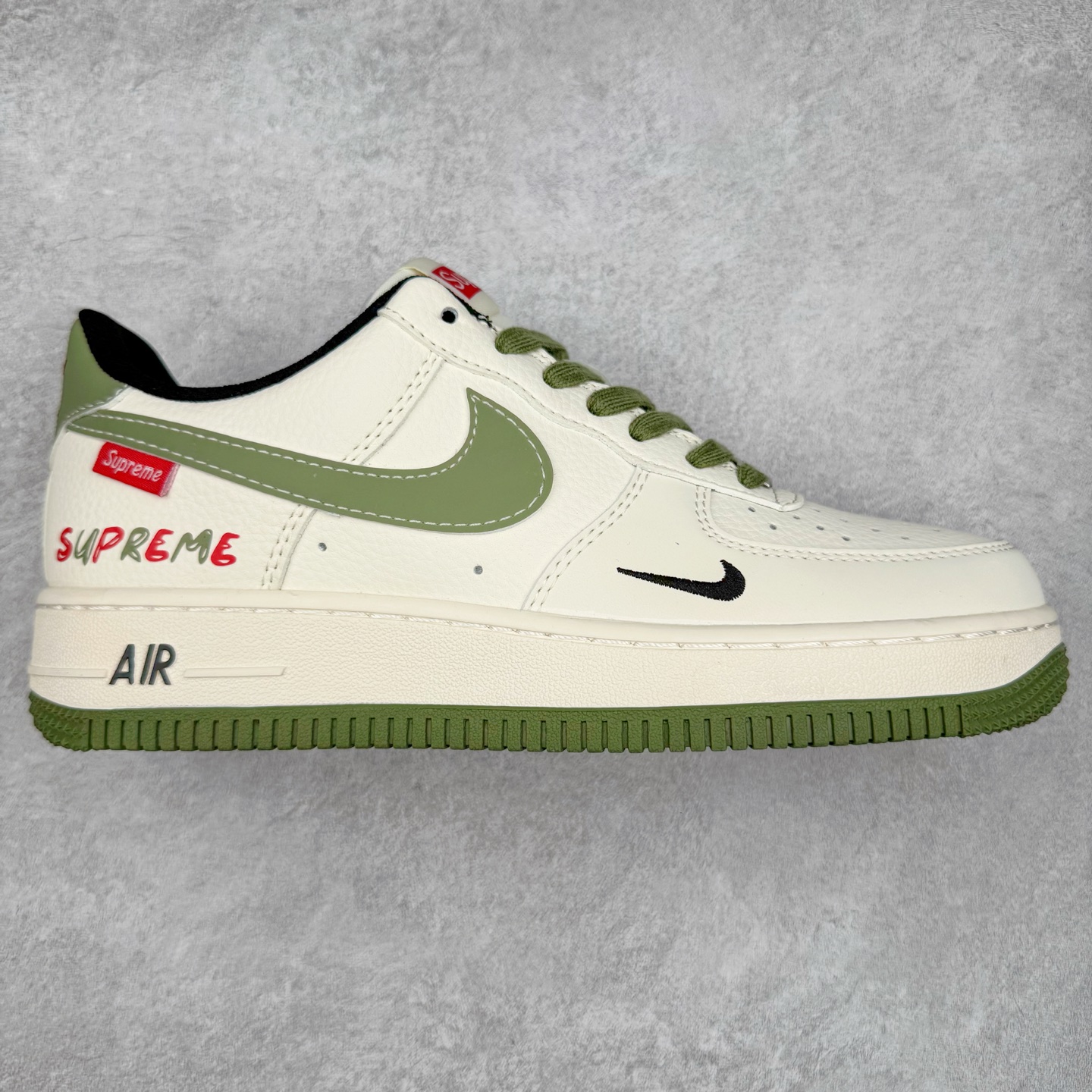 NK Air Force 1´07 Low 空军一号低帮百搭休闲运动板鞋 XS1958-566 柔软、弹性十足的缓震性能和出色的中底设计 横跨复古与现代的外型结合 造就出风靡全球 三十多年的Force 1 直到今天还深受青睐 实拍调校N版已经零色差零失真 百分百还原实物色彩所见即所得 不存在货不对板色差等低级问题 选购参考实物拍摄 不混卖不参货 只用心做好货严格选品 承诺混一赔十 尺码：36 36.5 37.5 38 38.5 39 40 40.5 41 42 42.5 43 44 44.5 45-选品中心