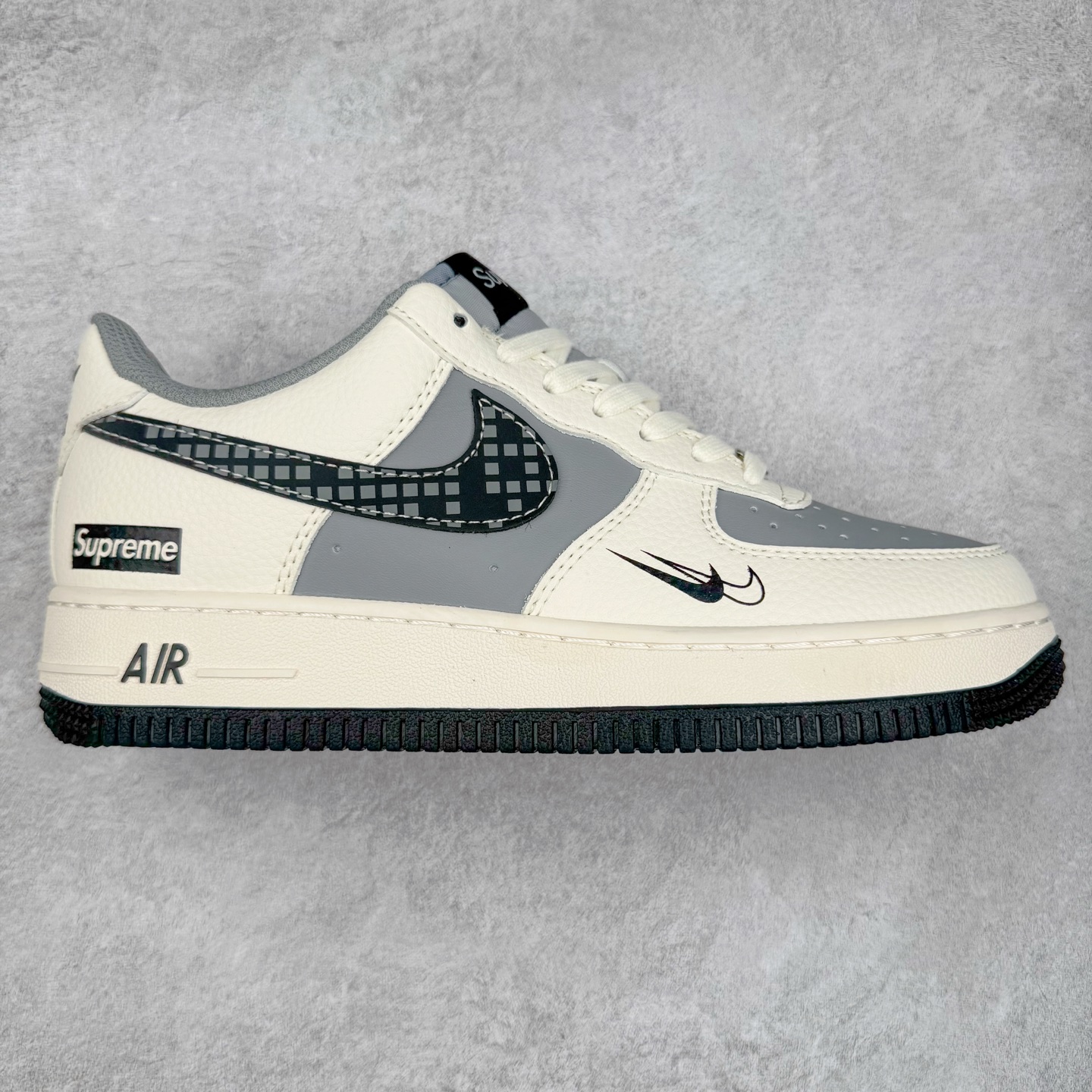 NK Air Force 1´07 Low 空军一号低帮百搭休闲运动板鞋 XS1958-568 柔软、弹性十足的缓震性能和出色的中底设计 横跨复古与现代的外型结合 造就出风靡全球 三十多年的Force 1 直到今天还深受青睐 实拍调校N版已经零色差零失真 百分百还原实物色彩所见即所得 不存在货不对板色差等低级问题 选购参考实物拍摄 不混卖不参货 只用心做好货严格选品 承诺混一赔十 尺码：36 36.5 37.5 38 38.5 39 40 40.5 41 42 42.5 43 44 44.5 45-选品中心