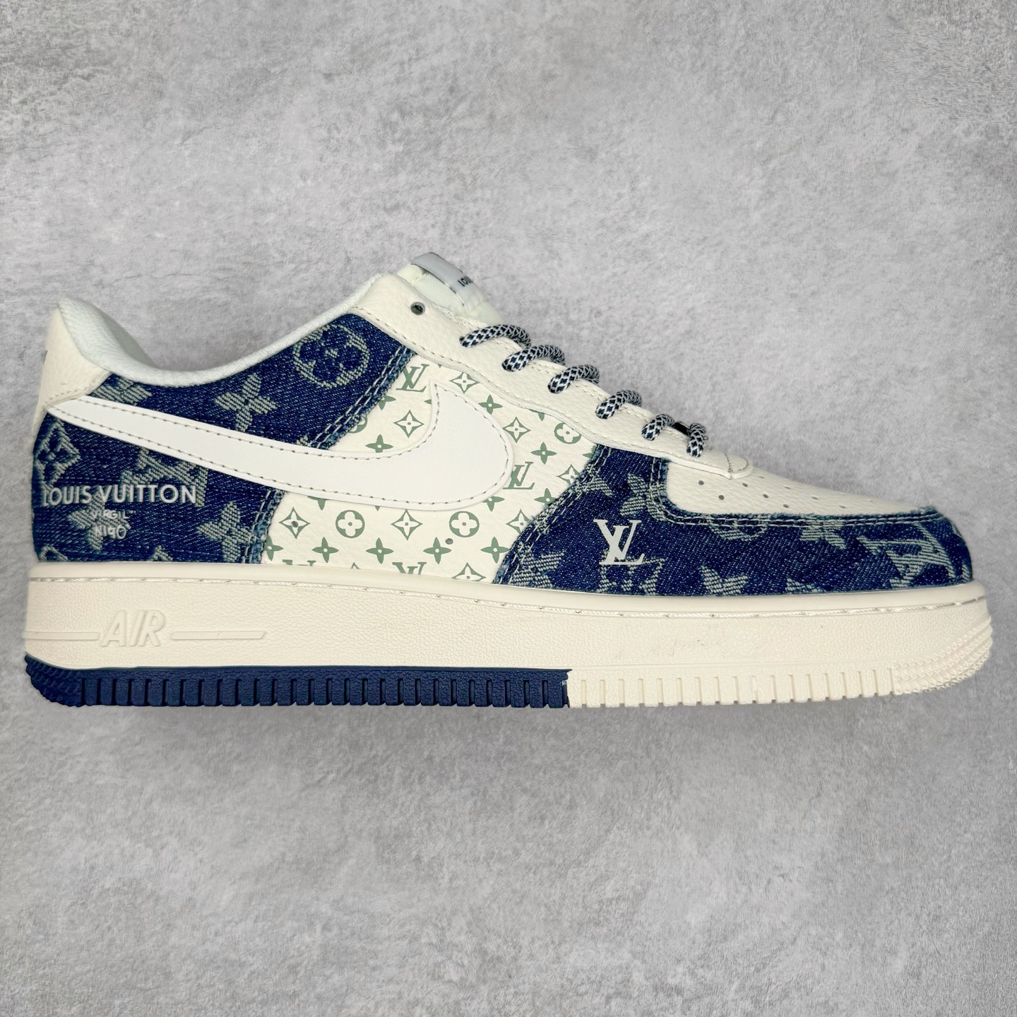 NK Air Force 1´07 Low 空军一号低帮百搭休闲运动板鞋 YX5066-318 柔软、弹性十足的缓震性能和出色的中底设计 横跨复古与现代的外型结合 造就出风靡全球 三十多年的Force 1 直到今天还深受青睐 实拍调校N版已经零色差零失真 百分百还原实物色彩所见即所得 不存在货不对板色差等低级问题 选购参考实物拍摄 不混卖不参货 只用心做好货严格选品 承诺混一赔十 尺码：36 36.5 37.5 38 38.5 39 40 40.5 41 42 42.5 43 44 44.5 45-选品中心