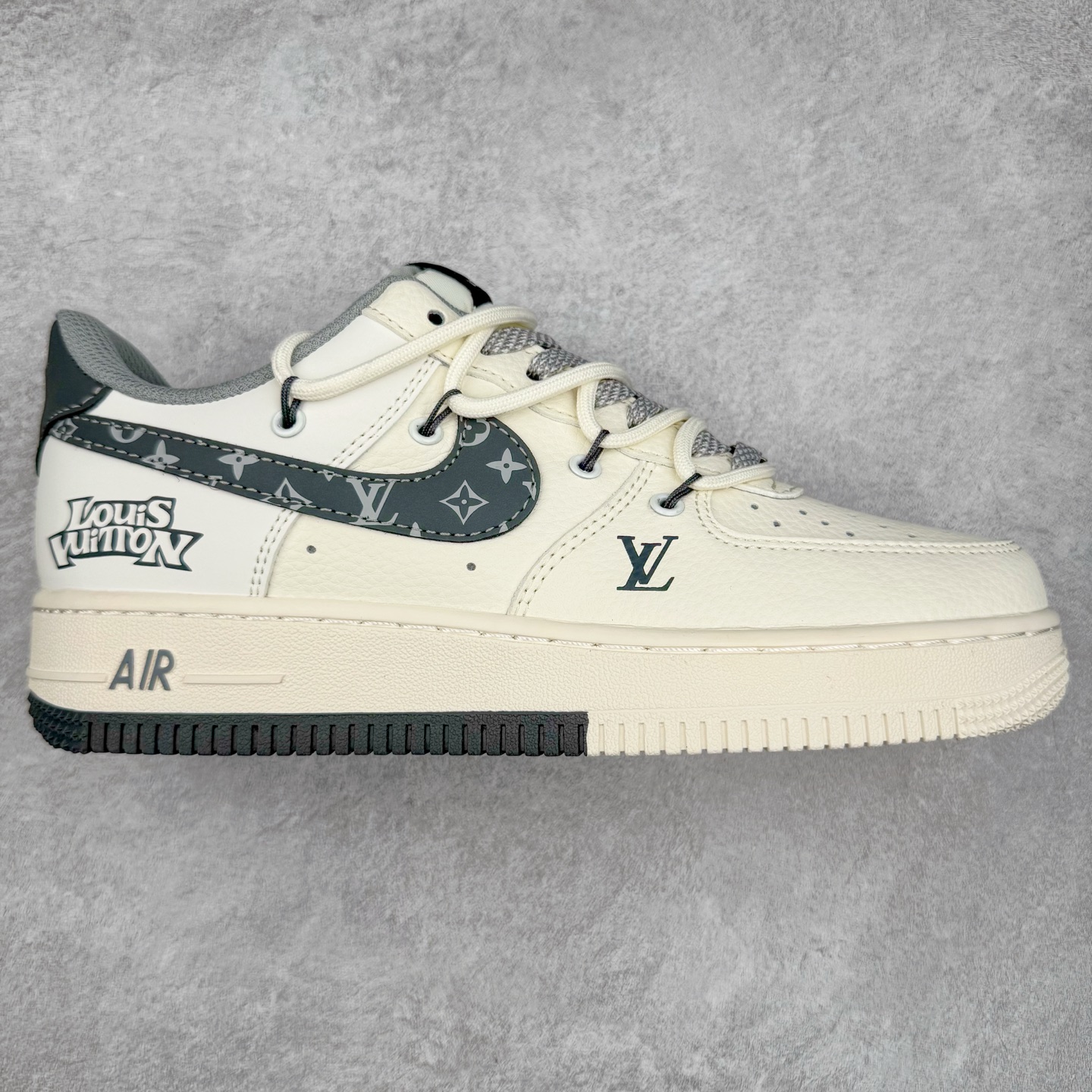 NK Air Force 1´07 Low 空军一号低帮百搭休闲运动板鞋 DM6868-063 柔软、弹性十足的缓震性能和出色的中底设计 横跨复古与现代的外型结合 造就出风靡全球 三十多年的Force 1 直到今天还深受青睐 实拍调校N版已经零色差零失真 百分百还原实物色彩所见即所得 不存在货不对板色差等低级问题 选购参考实物拍摄 不混卖不参货 只用心做好货严格选品 承诺混一赔十 尺码：36 36.5 37.5 38 38.5 39 40 40.5 41 42 42.5 43 44 44.5 45-选品中心