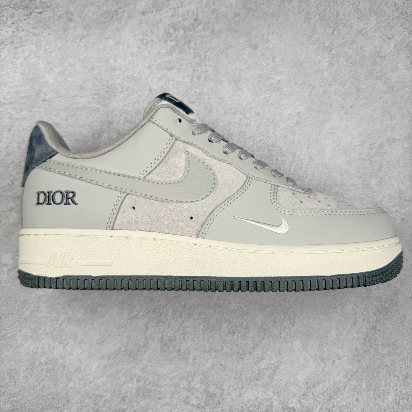 NK Air Force 1´07 Low 空军一号低帮百搭休闲运动板鞋 DF0188-041 柔软、弹性十足的缓震性能和出色的中底设计 横跨复古与现代的外型结合 造就出风靡全球 三十多年的Force 1 直到今天还深受青睐 实拍调校N版已经零色差零失真 百分百还原实物色彩所见即所得 不存在货不对板色差等低级问题 选购参考实物拍摄 不混卖不参货 只用心做好货严格选品 承诺混一赔十 尺码：36 36.5 37.5 38 38.5 39 40 40.5 41 42 42.5 43 44 44.5 45-选品中心