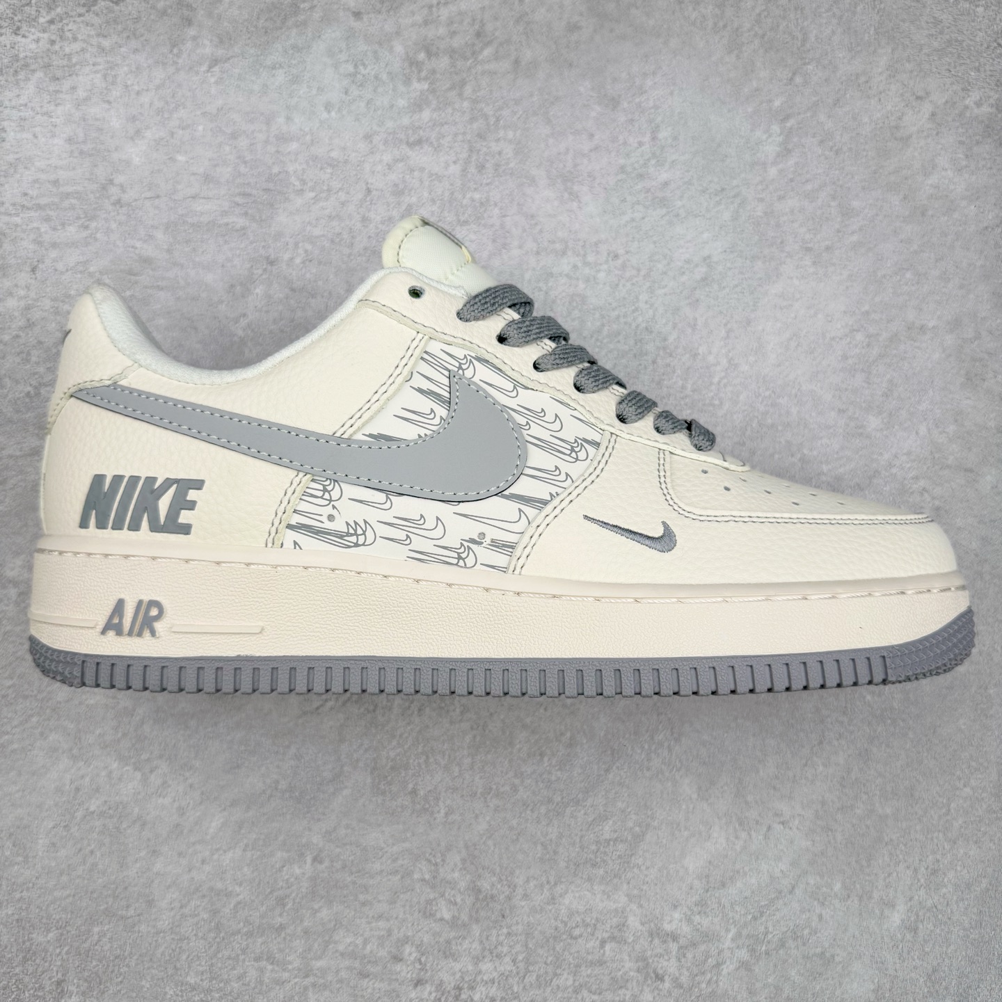 NK Air Force 1´07 Low 空军一号低帮百搭休闲运动板鞋 HH7518-070 柔软、弹性十足的缓震性能和出色的中底设计 横跨复古与现代的外型结合 造就出风靡全球 三十多年的Force 1 直到今天还深受青睐 实拍调校N版已经零色差零失真 百分百还原实物色彩所见即所得 不存在货不对板色差等低级问题 选购参考实物拍摄 不混卖不参货 只用心做好货严格选品 承诺混一赔十 尺码：36 36.5 37.5 38 38.5 39 40 40.5 41 42 42.5 43 44 44.5 45-选品中心