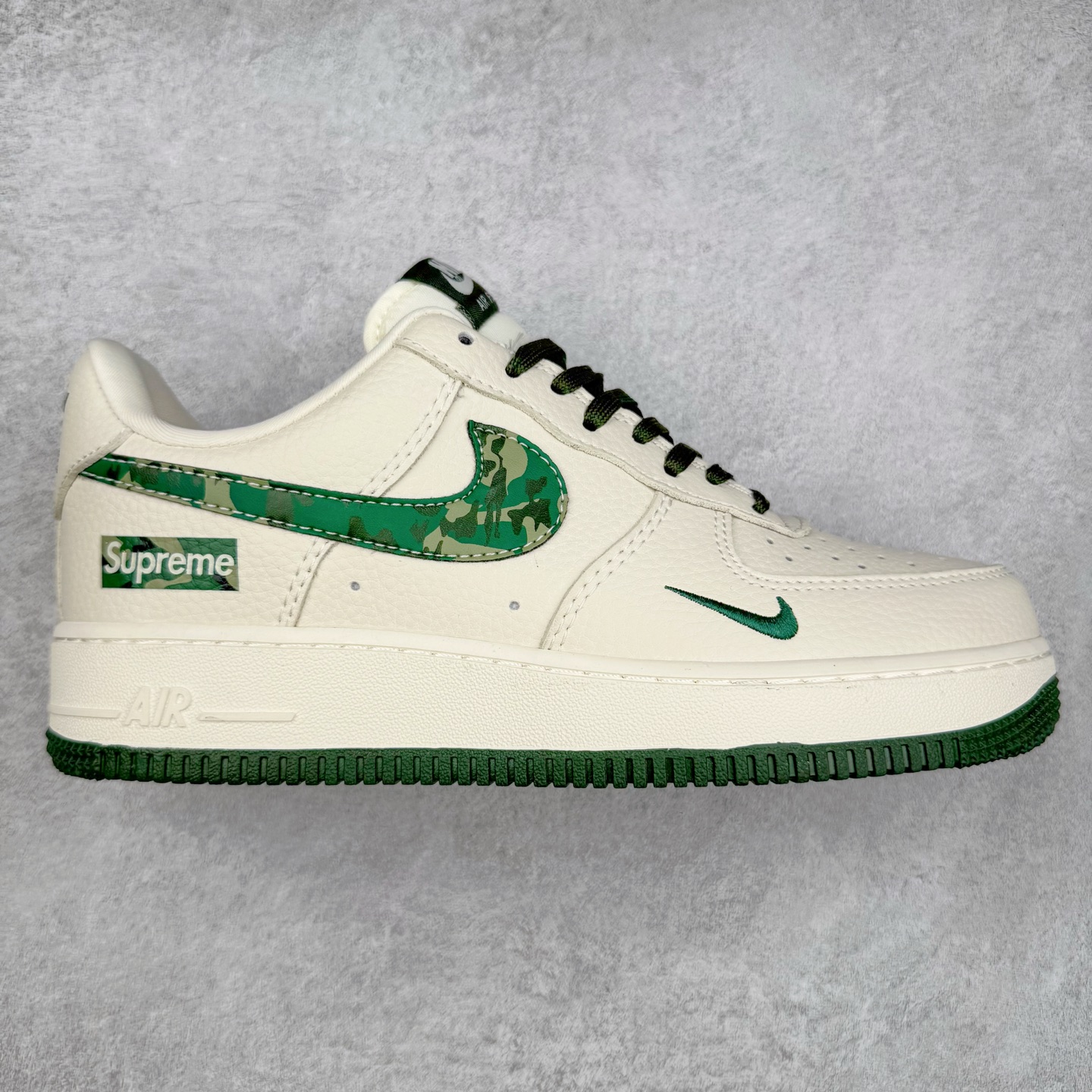 NK Air Force 1´07 Low 空军一号低帮百搭休闲运动板鞋 KK1988-069 柔软、弹性十足的缓震性能和出色的中底设计 横跨复古与现代的外型结合 造就出风靡全球 三十多年的Force 1 直到今天还深受青睐 实拍调校N版已经零色差零失真 百分百还原实物色彩所见即所得 不存在货不对板色差等低级问题 选购参考实物拍摄 不混卖不参货 只用心做好货严格选品 承诺混一赔十 尺码：36 36.5 37.5 38 38.5 39 40 40.5 41 42 42.5 43 44 44.5 45-选品中心