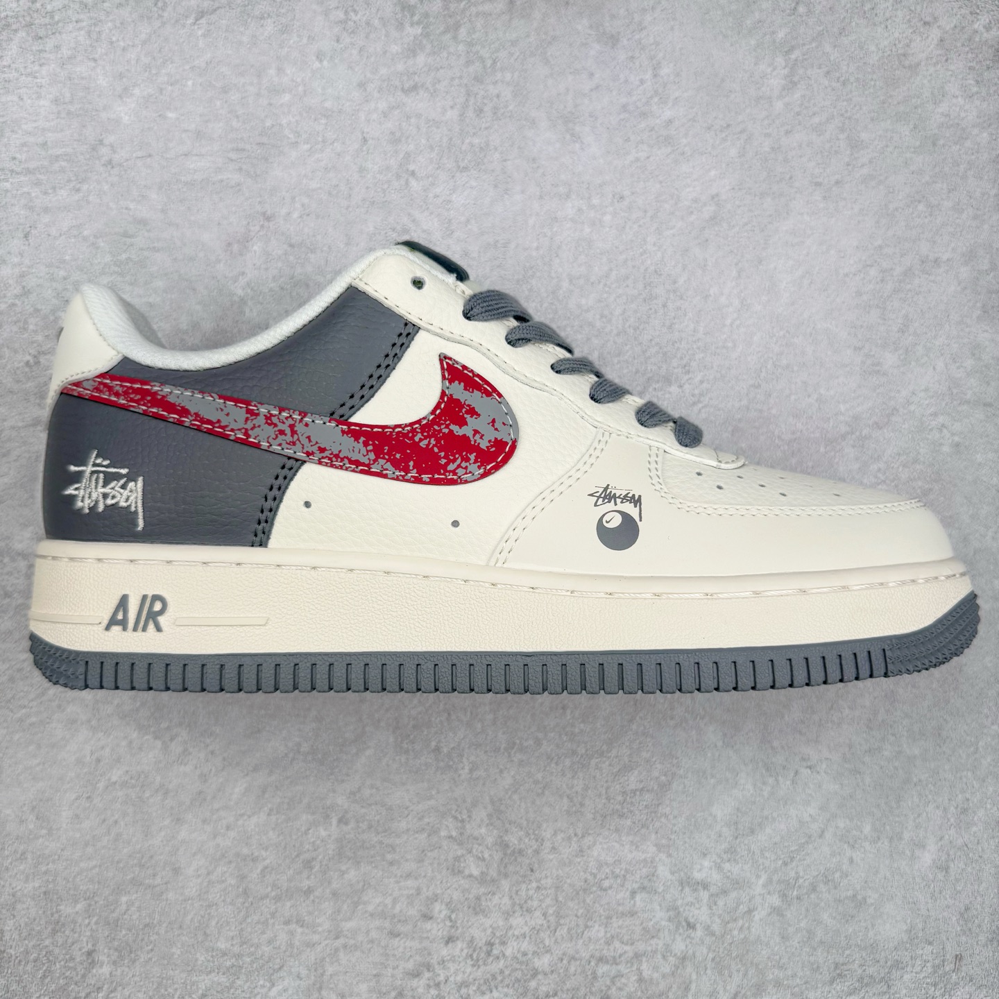 NK Air Force 1´07 Low 空军一号低帮百搭休闲运动板鞋 XS1958-573 柔软、弹性十足的缓震性能和出色的中底设计 横跨复古与现代的外型结合 造就出风靡全球 三十多年的Force 1 直到今天还深受青睐 实拍调校N版已经零色差零失真 百分百还原实物色彩所见即所得 不存在货不对板色差等低级问题 选购参考实物拍摄 不混卖不参货 只用心做好货严格选品 承诺混一赔十 尺码：36 36.5 37.5 38 38.5 39 40 40.5 41 42 42.5 43 44 44.5 45-选品中心