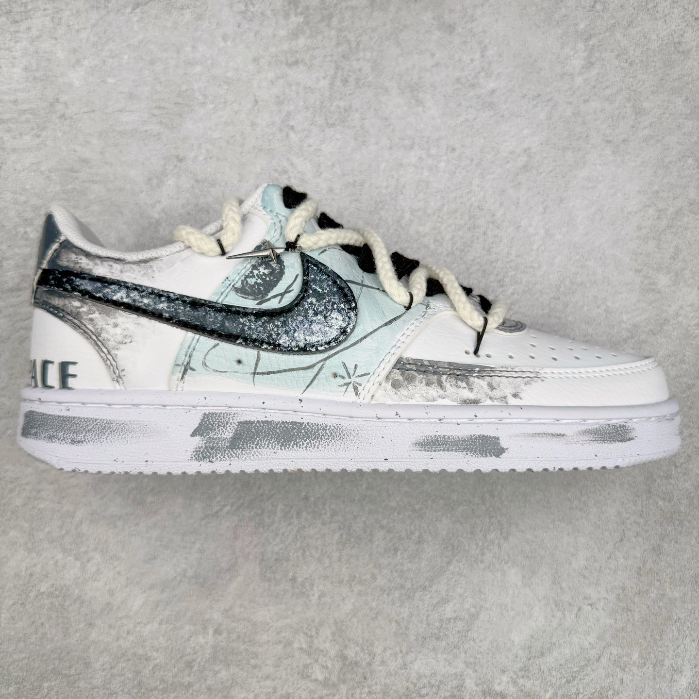 NK Court Vision 1 Low“暗黑骑士②” 手绘涂鸦定制板鞋 暗黑骑士的武器和魔法是他们力量的象征。他们手持巨大而沉重的双手剑或战斧，剑身往往刻满神秘符文，能释放出黑暗之力，每一次挥舞都带着毁天灭地的气势；他们还掌握黑暗魔法，可召唤黑暗能量，对敌人造成直接伤害 货号：DH2987-211 尺码：36 36.5 37.5 38 38.5 39 40 40.5 41 42 42.5 43 44 44.5 45-选品中心