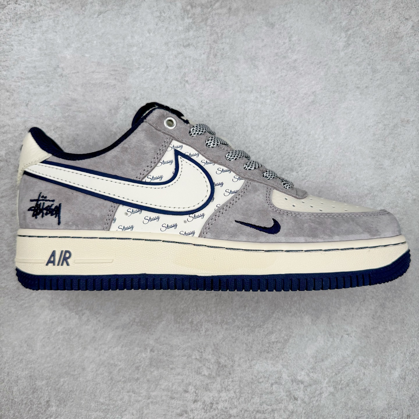 NK Air Force 1´07 Low 空军一号低帮百搭休闲运动板鞋 SJ6998-006 柔软、弹性十足的缓震性能和出色的中底设计 横跨复古与现代的外型结合 造就出风靡全球 三十多年的Force 1 直到今天还深受青睐 实拍调校N版已经零色差零失真 百分百还原实物色彩所见即所得 不存在货不对板色差等低级问题 选购参考实物拍摄 不混卖不参货 只用心做好货严格选品 承诺混一赔十 尺码：36 36.5 37.5 38 38.5 39 40 40.5 41 42 42.5 43 44 44.5 45-选品中心