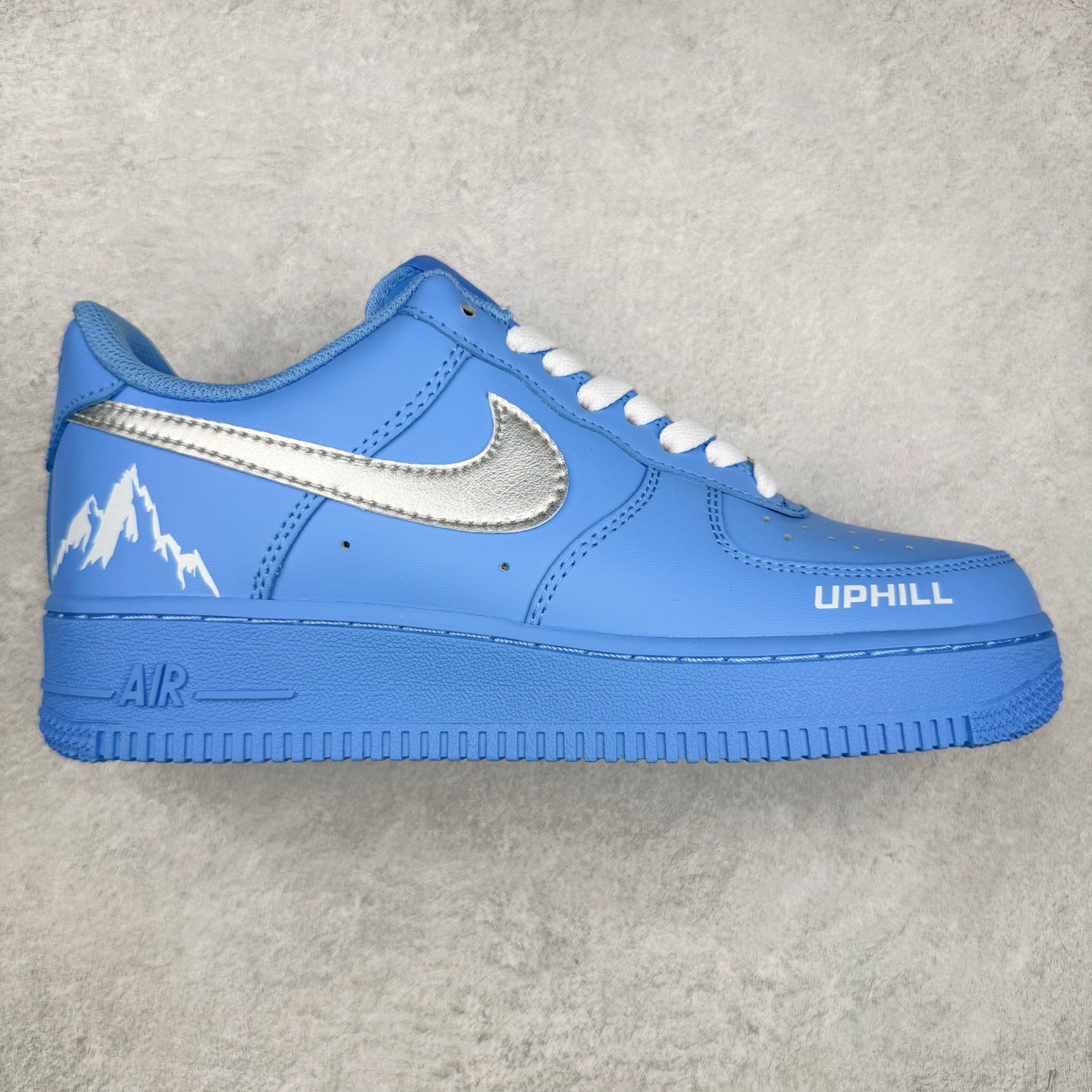 NK Air Force 1´07 Low 空军一号低帮百搭休闲运动板鞋 ZH0316-070 柔软、弹性十足的缓震性能和出色的中底设计 横跨复古与现代的外型结合 造就出风靡全球 三十多年的Force 1 直到今天还深受青睐 实拍调校N版已经零色差零失真 百分百还原实物色彩所见即所得 不存在货不对板色差等低级问题 选购参考实物拍摄 不混卖不参货 只用心做好货严格选品 承诺混一赔十 尺码：36 36.5 37.5 38 38.5 39 40 40.5 41 42 42.5 43 44 44.5 45-选品中心