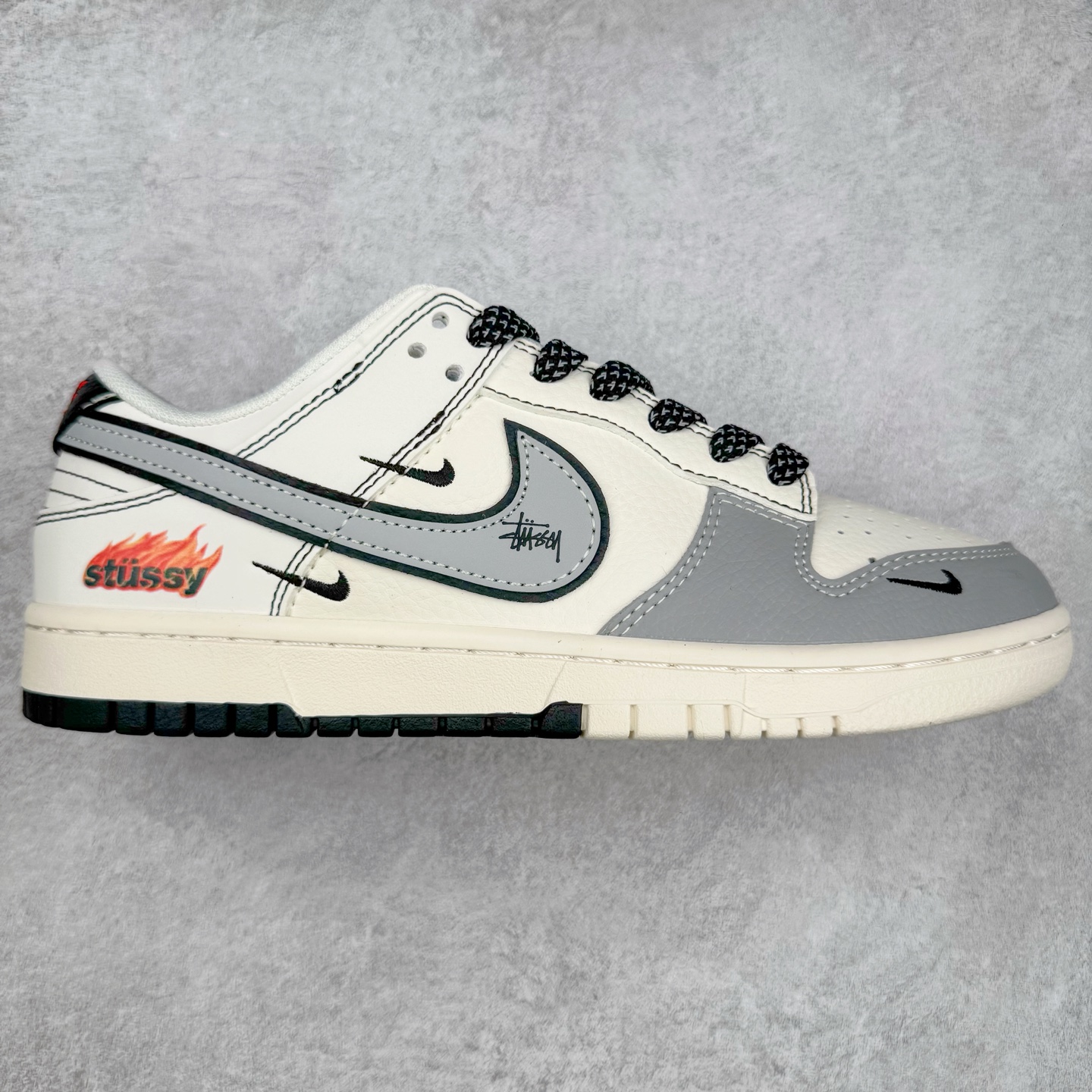 NK Dunk Low 定制配色 ZH2598-227 大厂出品 极力推荐 原装头层材料 独家版型蒸餾加工帶來的是更好的视觉和脚感体验大厂纯原品质出货 清洁度 电绣工艺 皮料切割干净无任何毛边 细节完美 实拍调校N版已经零色差零失真 百分百还原实物色彩所见即所得 不存在货不对板色差等低级问题 选购参考实物拍摄 不混卖不参货 只用心做好货严格选品 承诺混一赔十 尺码：36 36.5 37.5 38 38.5 39 40 40.5 41 42 42.5 43 44 44.5 45-选品中心