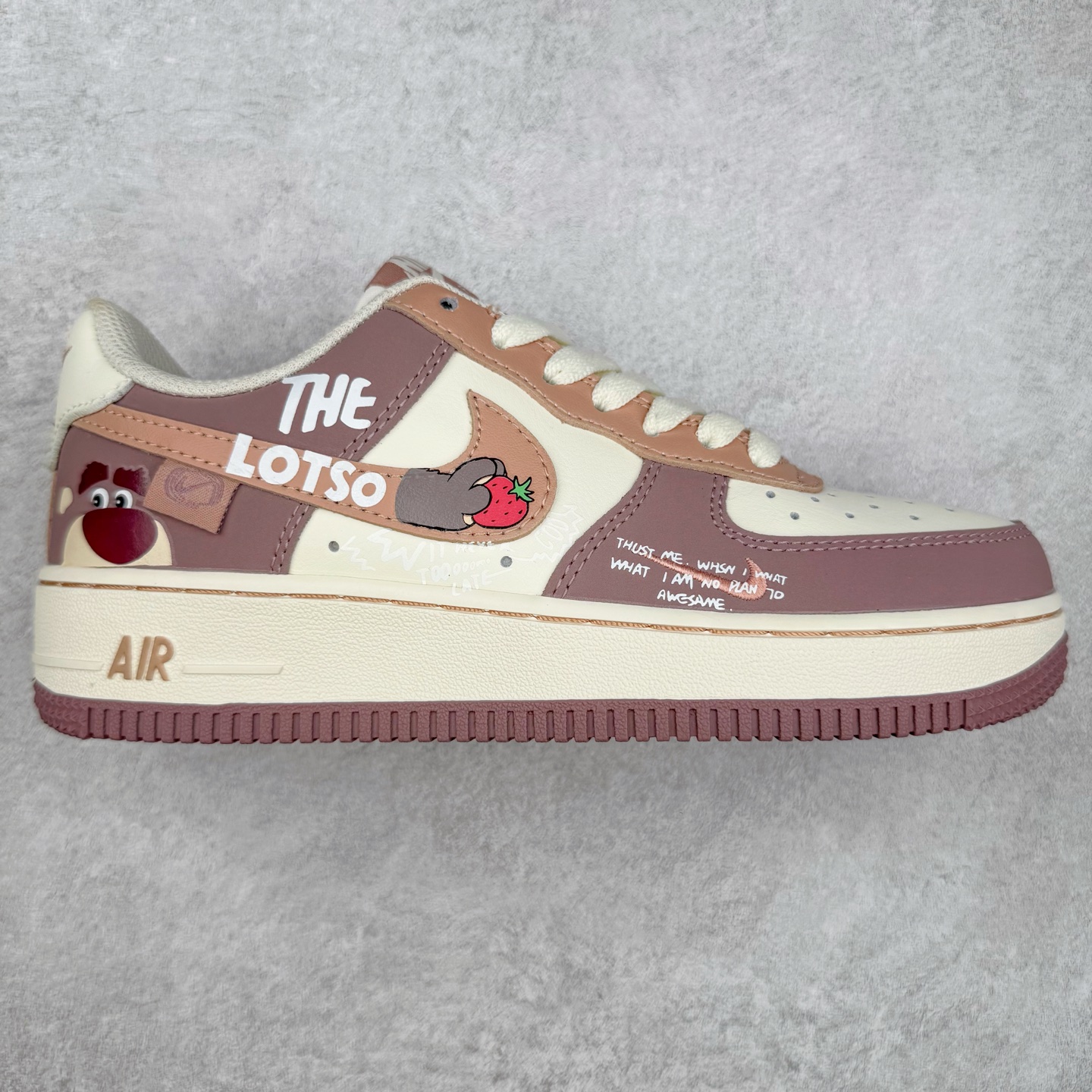 NK Air Force 1´07 Low 空军一号低帮百搭休闲运动板鞋 DB3301-551 柔软、弹性十足的缓震性能和出色的中底设计 横跨复古与现代的外型结合 造就出风靡全球 三十多年的Force 1 直到今天还深受青睐 实拍调校N版已经零色差零失真 百分百还原实物色彩所见即所得 不存在货不对板色差等低级问题 选购参考实物拍摄 不混卖不参货 只用心做好货严格选品 承诺混一赔十 尺码：36 36.5 37.5 38 38.5 39 40 40.5 41 42 42.5 43 44 44.5 45-选品中心