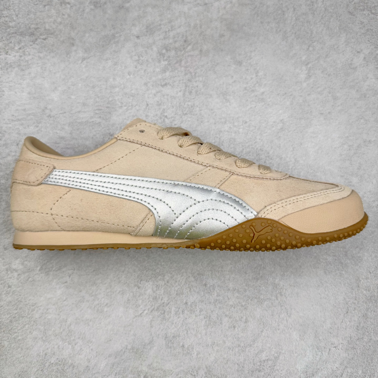 PUMA Bella UT Low 彪马贝拉UT系列低帮薄底德训复古风经典百搭休闲慢跑鞋 继将 Speedcat OG 带回后，近日 Puma 再以品牌档案室的经典鞋型 Bella OG 为蓝本，推出契合时下薄底球鞋趋势的 Bella UT 鞋款。自 21 世纪初问世以来，Bella OG 鞋型以其独特的薄底设计和上翻外底设计收获了众多年轻拥趸，更是 PUMA DNA 中不可磨灭的经典。此番重新推出的 Bella UT 鞋款，整体鞋面采用上乘皮革材质，并延续 Formstrip 设计语言；鞋头处采用精致的包头设计，搭配麂皮材质提升质感；鞋底部分保留 Bella 鞋款标志性的薄底和点状橡胶外底，上翘的设计包裹鞋面；鞋舌与鞋跟分别点缀美洲狮 Logo 与品牌字母 Logo。值得一提的是，本次 Bella UT 鞋款搭载 SOFTFOAM+ 鞋垫，兼顾美学设计与穿着舒适度。而配色上则提供白、黄、蓝、银、粉五款颜色。尺码：35.5 36 37 37.5 38 39 39.5 40 40.5 41 42 42.5 43 44 44.5 45-选品中心