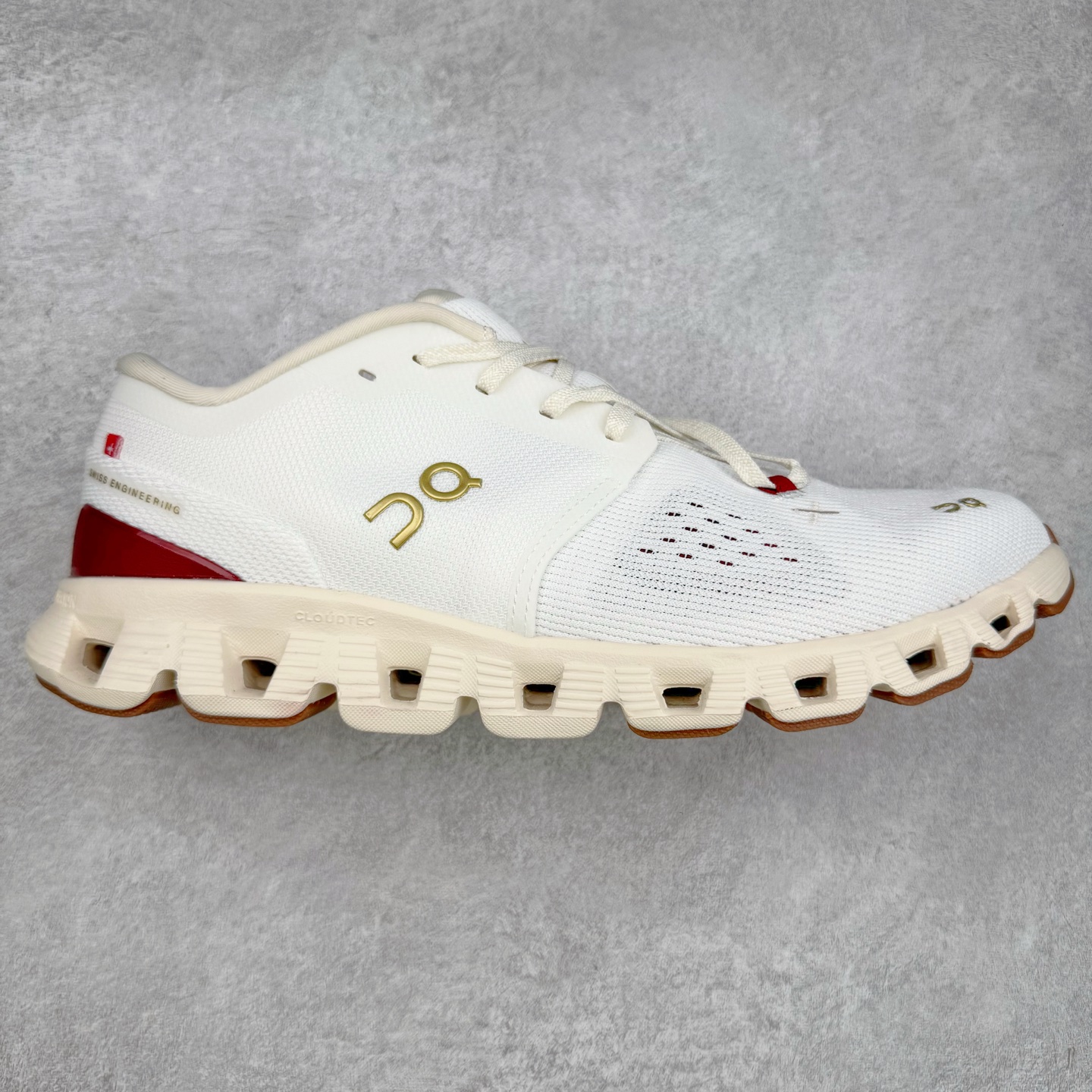 On Cloudsurfer Next 舒适百搭防滑耐磨低帮休闲跑步鞋 昂跑运动品牌 开创于2010年 缓震着陆、强效回弹、轻柔质感的设计构思始终是ON研制关键 与此同时基于“为全球提供革新性的跑步感受”信念 陆续推出了多款跑鞋及其以专业运动人体跑步工程学为设计关键的功能性跑步服饰设备 让跑者不费力气地畅快畅跑 尺码：36 36.5 37.5 38 38.5 39 40 40.5 41 42 42.5 43 44 44.5 45-选品中心