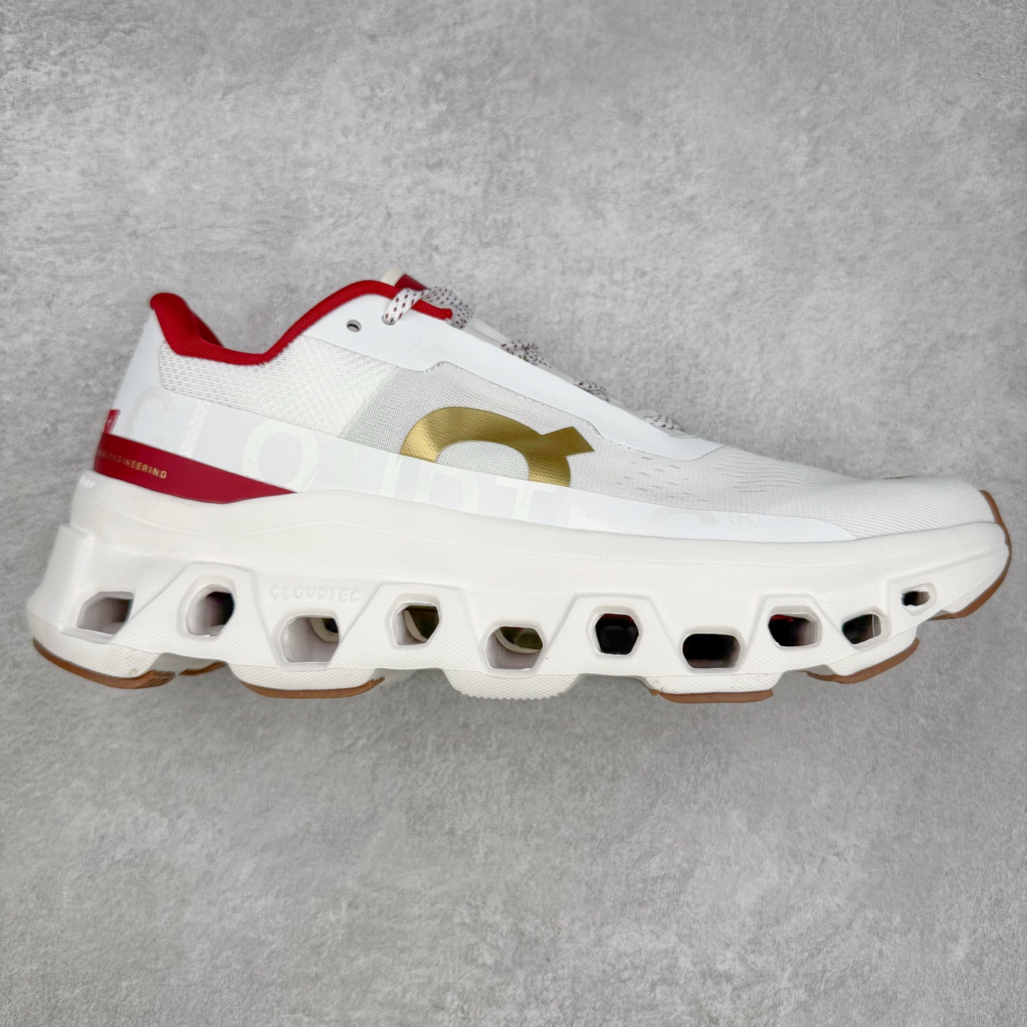 On Cloudsurfer Next 舒适百搭防滑耐磨低帮休闲跑步鞋 昂跑运动品牌 开创于2010年 缓震着陆、强效回弹、轻柔质感的设计构思始终是ON研制关键 与此同时基于“为全球提供革新性的跑步感受”信念 陆续推出了多款跑鞋及其以专业运动人体跑步工程学为设计关键的功能性跑步服饰设备 让跑者不费力气地畅快畅跑 尺码：36 36.5 37.5 38 38.5 39 40 40.5 41 42 42.5 43 44 44.5 45-选品中心