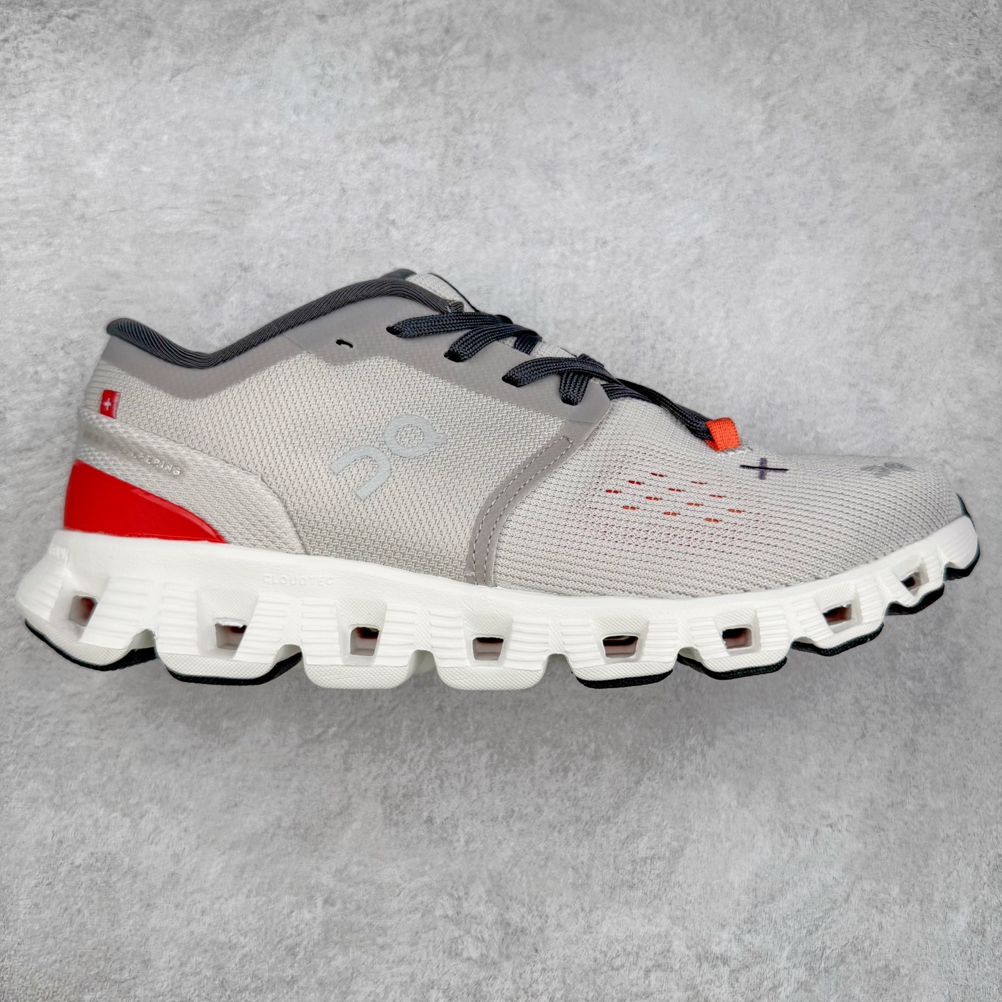 On Cloudsurfer Next 舒适百搭防滑耐磨低帮休闲跑步鞋 昂跑运动品牌 开创于2010年 缓震着陆、强效回弹、轻柔质感的设计构思始终是ON研制关键 与此同时基于“为全球提供革新性的跑步感受”信念 陆续推出了多款跑鞋及其以专业运动人体跑步工程学为设计关键的功能性跑步服饰设备 让跑者不费力气地畅快畅跑 尺码：36 36.5 37.5 38 38.5 39 40 40.5 41 42 42.5 43 44 44.5 45-选品中心