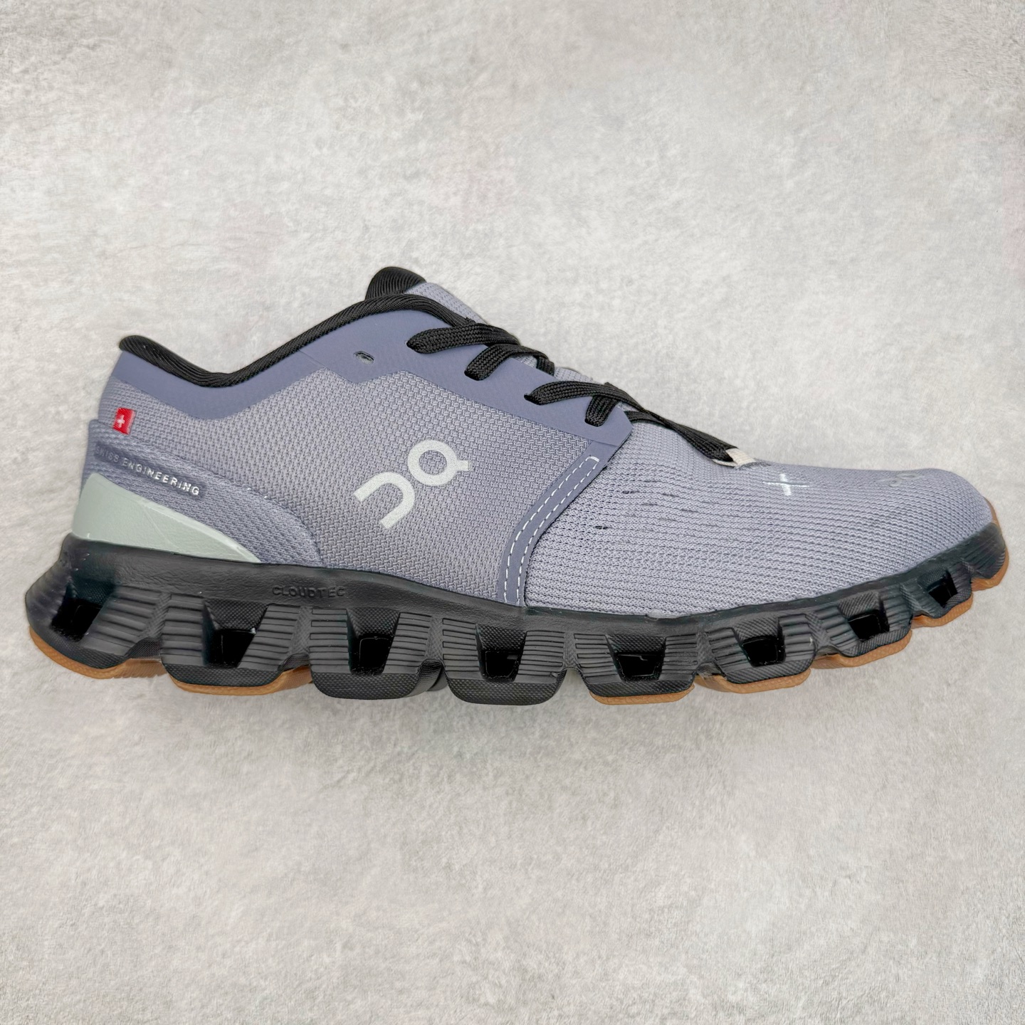 On Cloudsurfer Next 舒适百搭防滑耐磨低帮休闲跑步鞋 昂跑运动品牌 开创于2010年 缓震着陆、强效回弹、轻柔质感的设计构思始终是ON研制关键 与此同时基于“为全球提供革新性的跑步感受”信念 陆续推出了多款跑鞋及其以专业运动人体跑步工程学为设计关键的功能性跑步服饰设备 让跑者不费力气地畅快畅跑 尺码：36 36.5 37.5 38 38.5 39 40 40.5 41 42 42.5 43 44 44.5 45-选品中心