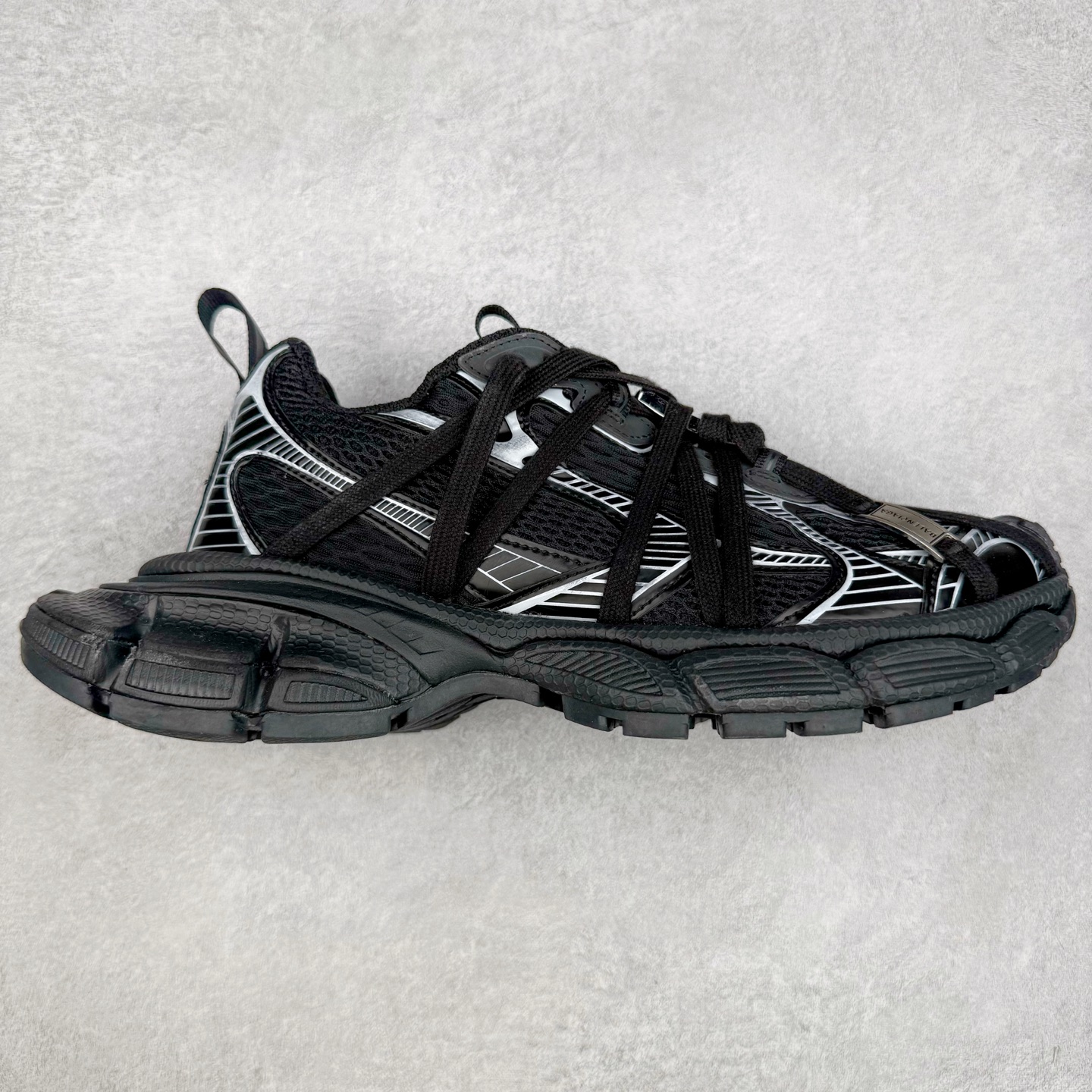 ＃VG零售版 BALENCIAGA 3XL Sneakers 巴黎世家十代网布系带低帮走秀复古老爹鞋 全套原纸板楦头开发 最原汁原味的灵魂版型 全鞋荧光划线卡点 胶水把控整洁度追求极致完美 每一双都是工艺品 多重QC质检 超越公司货的品控标准 实实在在的免检产品 原盒原配 正确字体电绣 粗细、位置、大小正确 侧边TPU 透气孔匹配意产原版 正确分离大底 TPU软底 原版一致大底LOGO 立体感十足 原厂皮料水洗做旧 采购原厂网纱 不含皮革 网布材料和聚氨酯 磨损效果 鞋头边缘和后帮 Balenciaga 徽标 鞋面和后跟凸印尺码 鞋舌 3XL 橡胶品牌标识和反光细节 鞋帮拉袢和鞋舌拉祥 配反光细节 备用鞋带在鞋履前侧 可在穿着前取下 便于不同造型搭配 正常尺码 尺码：35 36 37 38 39 40 41 42 43 44 45 46-选品中心