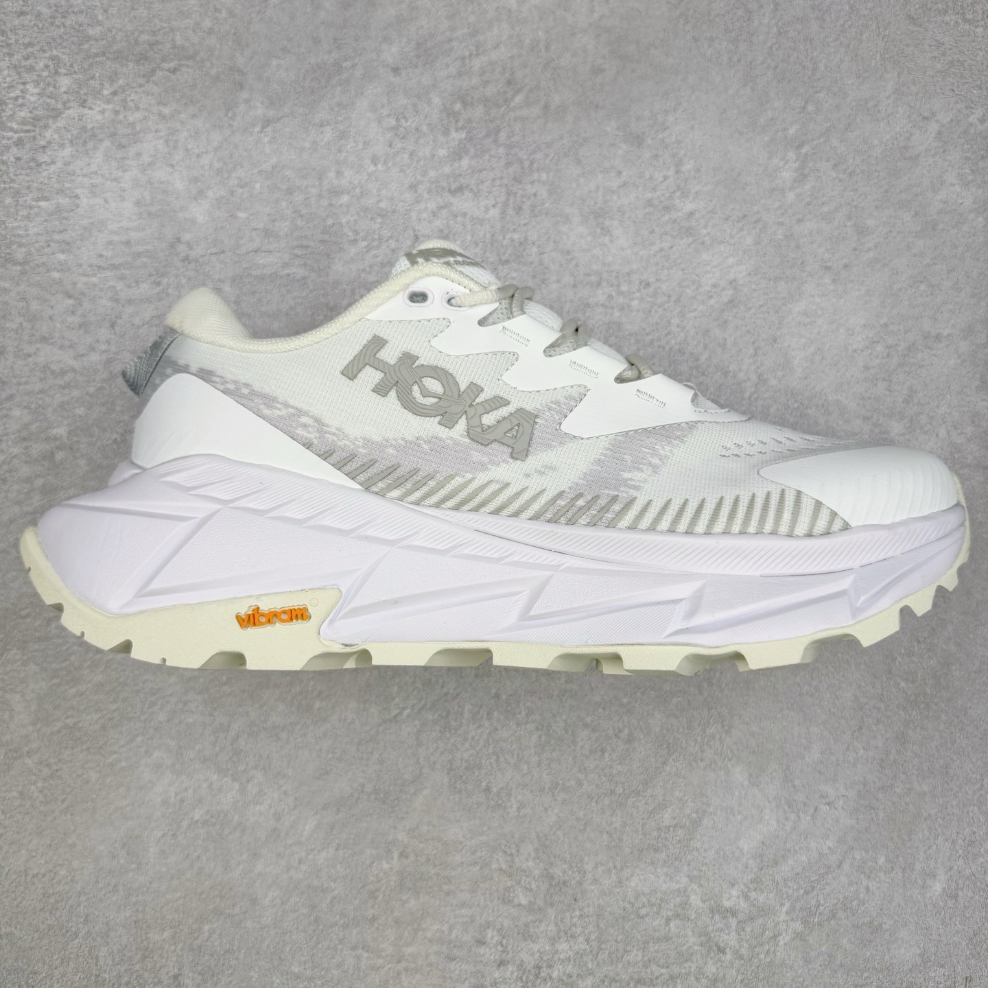 HOKA SKYLINE-FLOAT X 为HOKA首双搭载PeBax推进板的户外登山鞋，为近期大受欢迎的快速登山趋势打造，可同时对应越野跑与快速登山需求。90%蓖麻油提炼制造的Pebax推进版，搭配以甘蔗材质提炼的双密度EVA中底，为登山者带来源源不绝的前进能量。后跟外侧加长的Swallowtail Heel燕尾设计，同时提供上坡有感推进力、下坡步态更顺畅转换的快速登山新体验，适合想尝试轻量化登山，追求快速登山，但希望同时保持支撑推进力的族群。SKYLINE-FLOAT X使用Vibram黄金大底XS Trek复合橡胶成分，兼具耐磨与抓地力，搭配全新设计的5mm大底鞋齿与鞋纹，让克服崎岖地形更轻松，落地更稳定。 尺码：36 36.5 37.5 38 38.5 39 40 40.5 41 42 42.5 43 44 44.5 45-选品中心