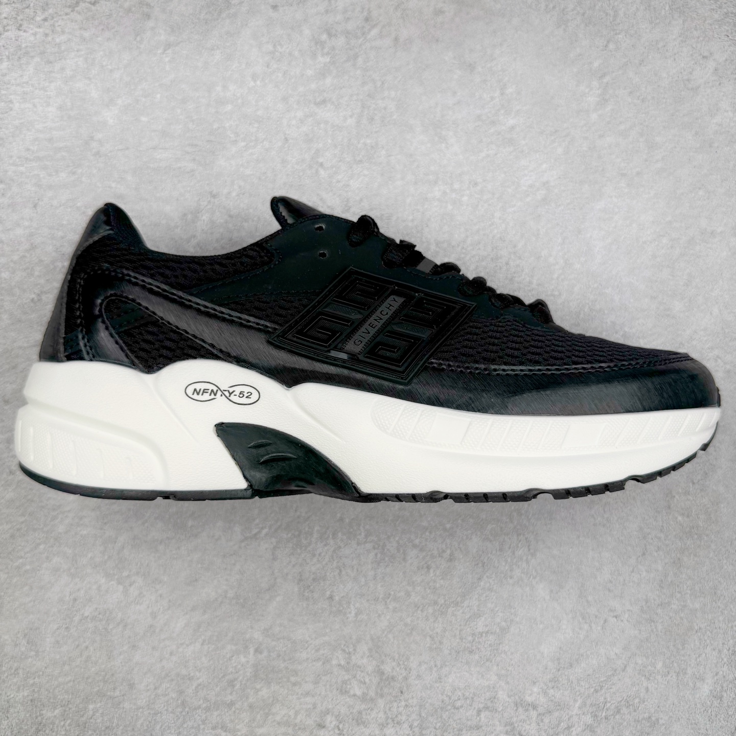 Givenchy 纪梵希 圆头系带低帮复古真皮百搭运动休闲板鞋 采用全粒面头层牛皮革鞋面材质 正确吸汗网布贴合PU高弹发泡增高鞋垫 独家开发组合TR光泽耐韧隔色橡胶鞋底 尺码:36 37 38 39 40 41 42 43 44 45-选品中心