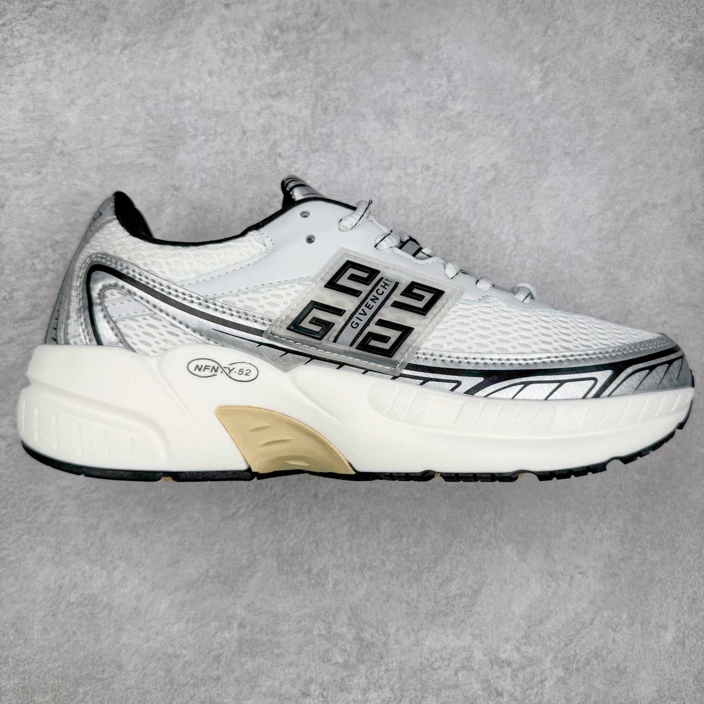 Givenchy 纪梵希 圆头系带低帮复古真皮百搭运动休闲板鞋 采用全粒面头层牛皮革鞋面材质 正确吸汗网布贴合PU高弹发泡增高鞋垫 独家开发组合TR光泽耐韧隔色橡胶鞋底 尺码:36 37 38 39 40 41 42 43 44 45-选品中心