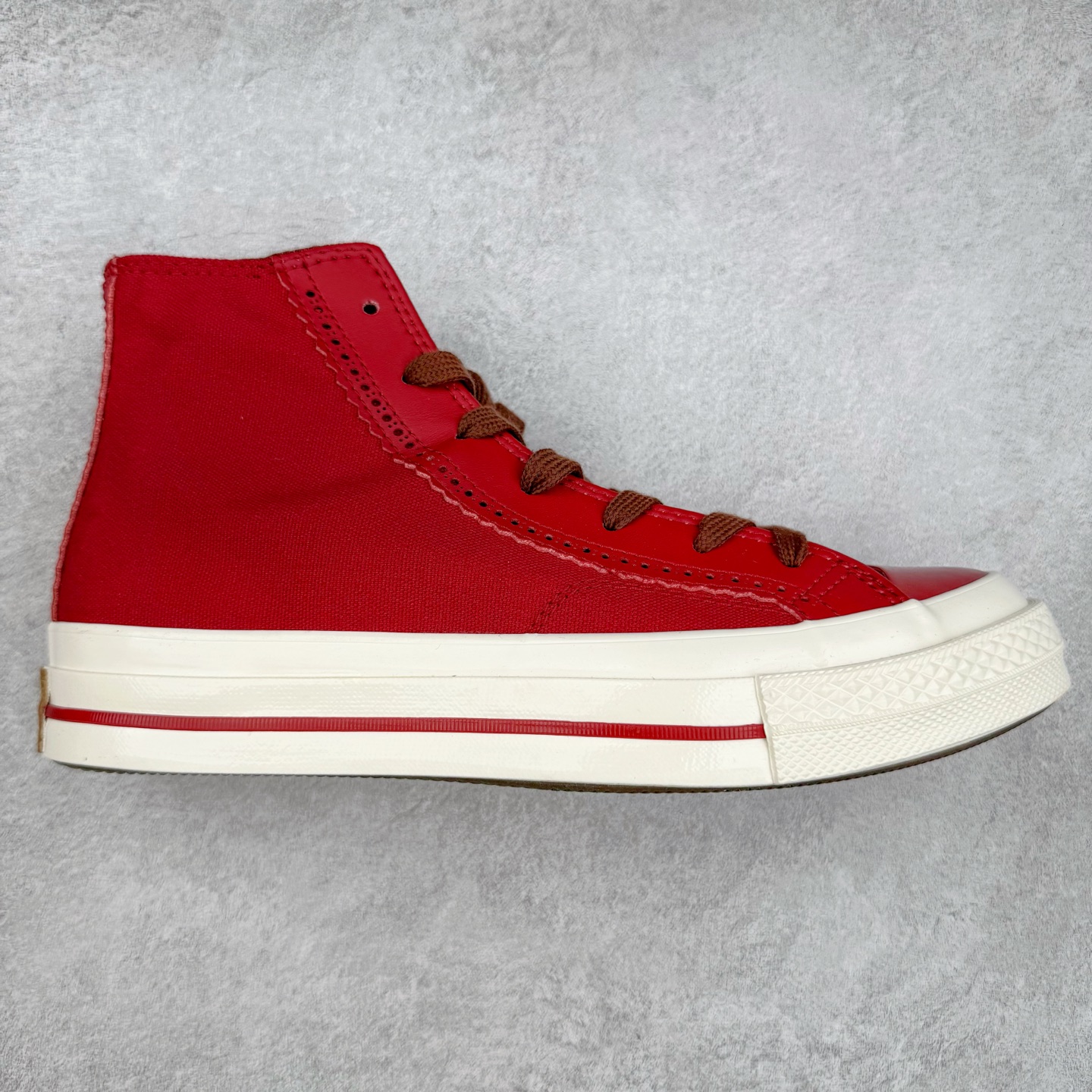Converse Chuck 1970s 拼接复古红 经典70s鞋型 皮质与帆布拼接 高级感十足 搭配红酒软木塞Logo标设计 设计感拉满 货号:A12460C 尺码:35 36 36.5 37 37.5 38 39 39.5 40 41 41.5 42 42.5 43 44-选品中心