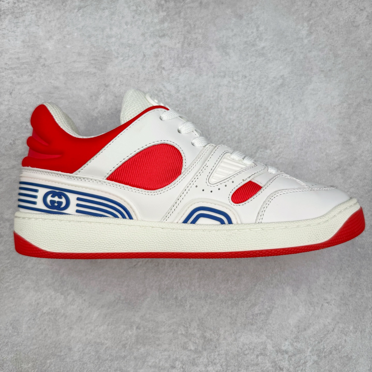 ＃福利特价 Gucci Basket Low Sneaker 经典篮球原型系列低帮复古与时尚兼容的运动球鞋 此款高帮古驰篮球鞋融入标志性元素和细节 完美彰显球场美学之风 加之使用全新材料制成 采用与鞣制技法相当的工艺 使其具备柔软及可延展的优良特性 触摸间肉眼可见其细腻纹理质感 原楦原纸版数据开发版型 全套专柜2021抹茶色配件及包装物 采用超软头层磨砂小牛皮饰片及头层磨砂皮革鞋面材质 内里嵌入柔顺网织布物料 超软皮内里脚垫 正确毛巾抓绒内里 纯手工轻度做旧效果 缓震乳胶贴合真皮革鞋垫 正确无缝隔色TPR双层组合鞋底模 尺码：35/45-选品中心