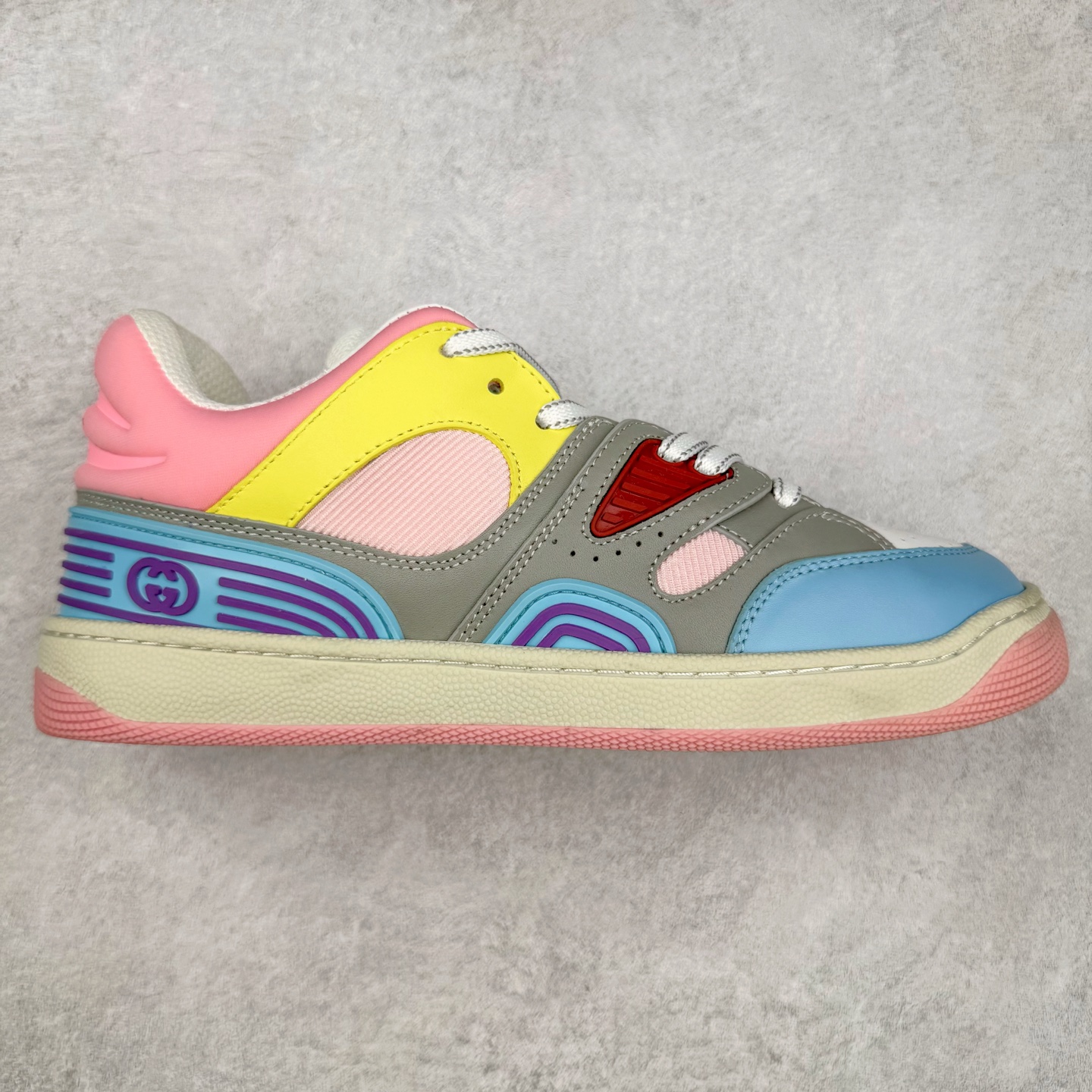 ＃福利特价 Gucci Basket Low Sneaker 经典篮球原型系列低帮复古与时尚兼容的运动球鞋 此款高帮古驰篮球鞋融入标志性元素和细节 完美彰显球场美学之风 加之使用全新材料制成 采用与鞣制技法相当的工艺 使其具备柔软及可延展的优良特性 触摸间肉眼可见其细腻纹理质感 原楦原纸版数据开发版型 全套专柜2021抹茶色配件及包装物 采用超软头层磨砂小牛皮饰片及头层磨砂皮革鞋面材质 内里嵌入柔顺网织布物料 超软皮内里脚垫 正确毛巾抓绒内里 纯手工轻度做旧效果 缓震乳胶贴合真皮革鞋垫 正确无缝隔色TPR双层组合鞋底模 尺码：35/45-选品中心