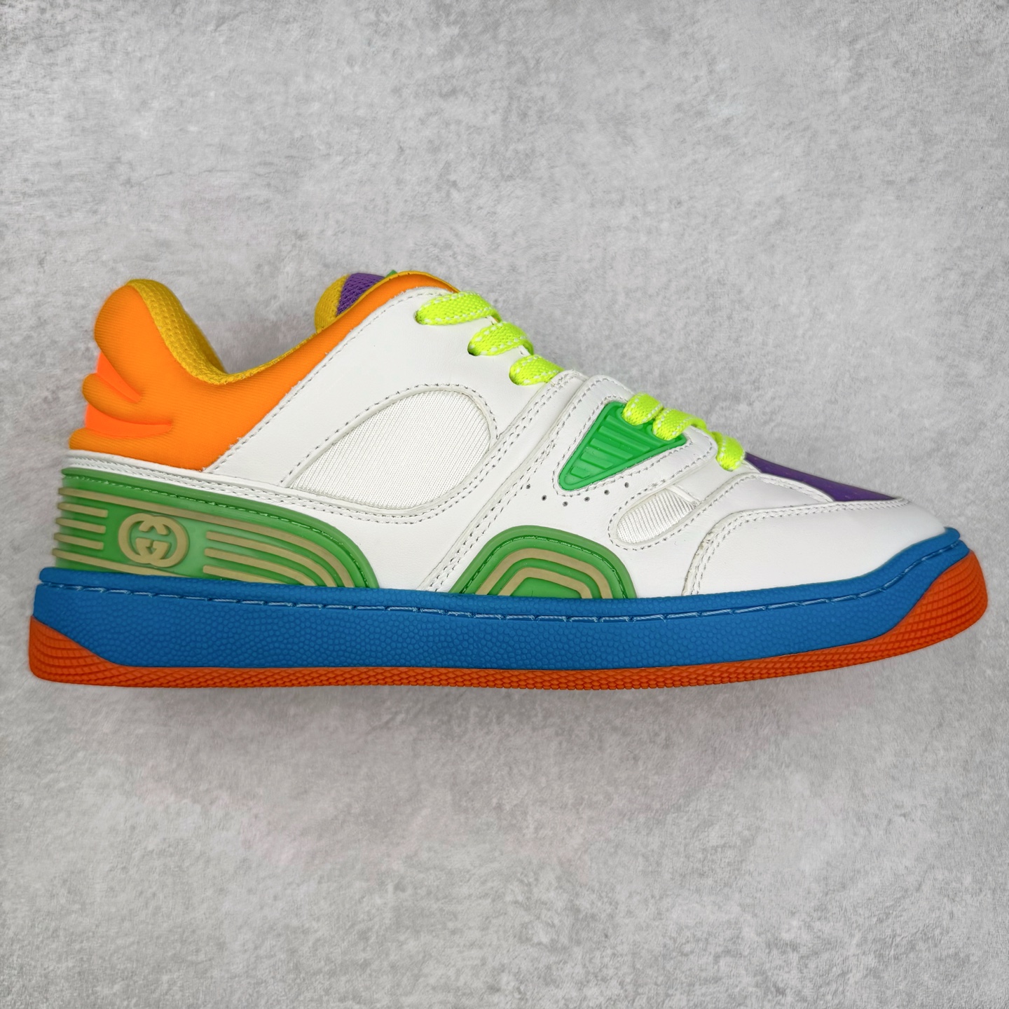 ＃福利特价 Gucci Basket Low Sneaker 经典篮球原型系列低帮复古与时尚兼容的运动球鞋 此款高帮古驰篮球鞋融入标志性元素和细节 完美彰显球场美学之风 加之使用全新材料制成 采用与鞣制技法相当的工艺 使其具备柔软及可延展的优良特性 触摸间肉眼可见其细腻纹理质感 原楦原纸版数据开发版型 全套专柜2021抹茶色配件及包装物 采用超软头层磨砂小牛皮饰片及头层磨砂皮革鞋面材质 内里嵌入柔顺网织布物料 超软皮内里脚垫 正确毛巾抓绒内里 纯手工轻度做旧效果 缓震乳胶贴合真皮革鞋垫 正确无缝隔色TPR双层组合鞋底模 尺码：35/45-选品中心